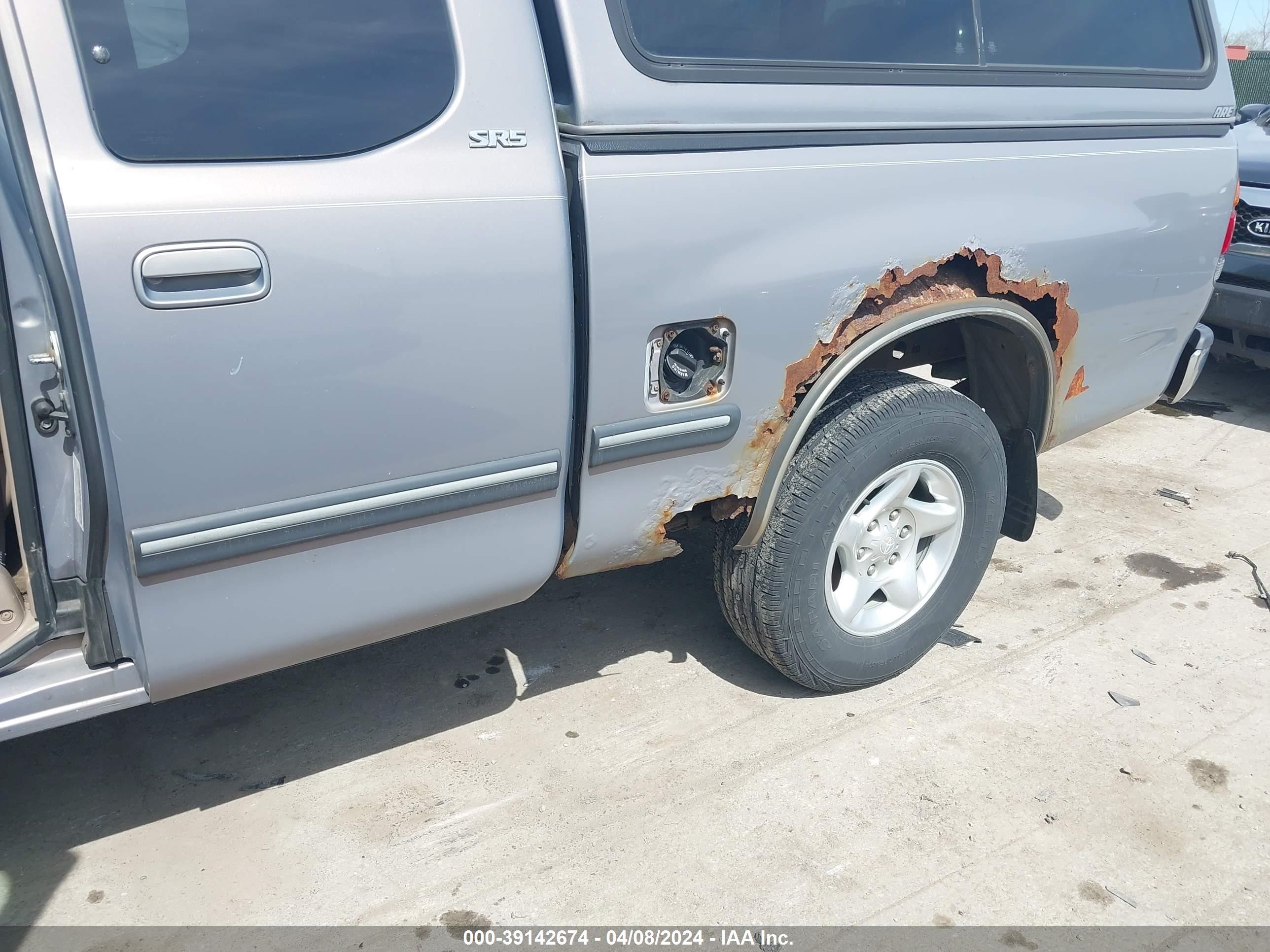 Photo 5 VIN: 5TBRT3417YS073970 - TOYOTA TUNDRA 