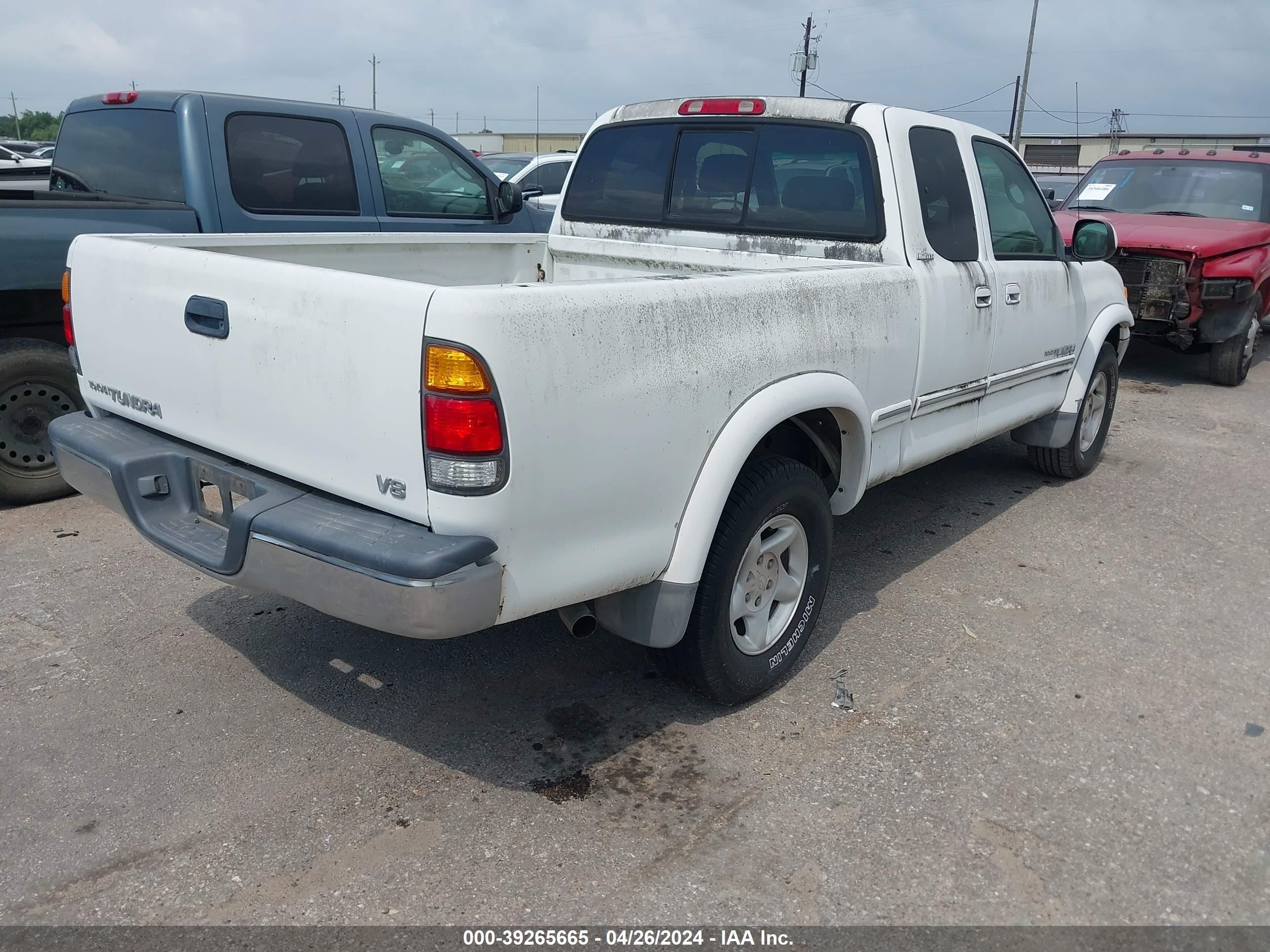 Photo 3 VIN: 5TBRT3818YS053656 - TOYOTA TUNDRA 