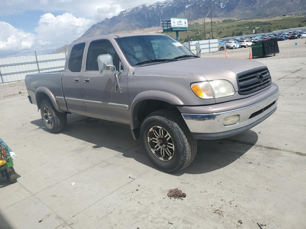 Photo 3 VIN: 5TBRT3819YS066318 - TOYOTA TUNDRA 