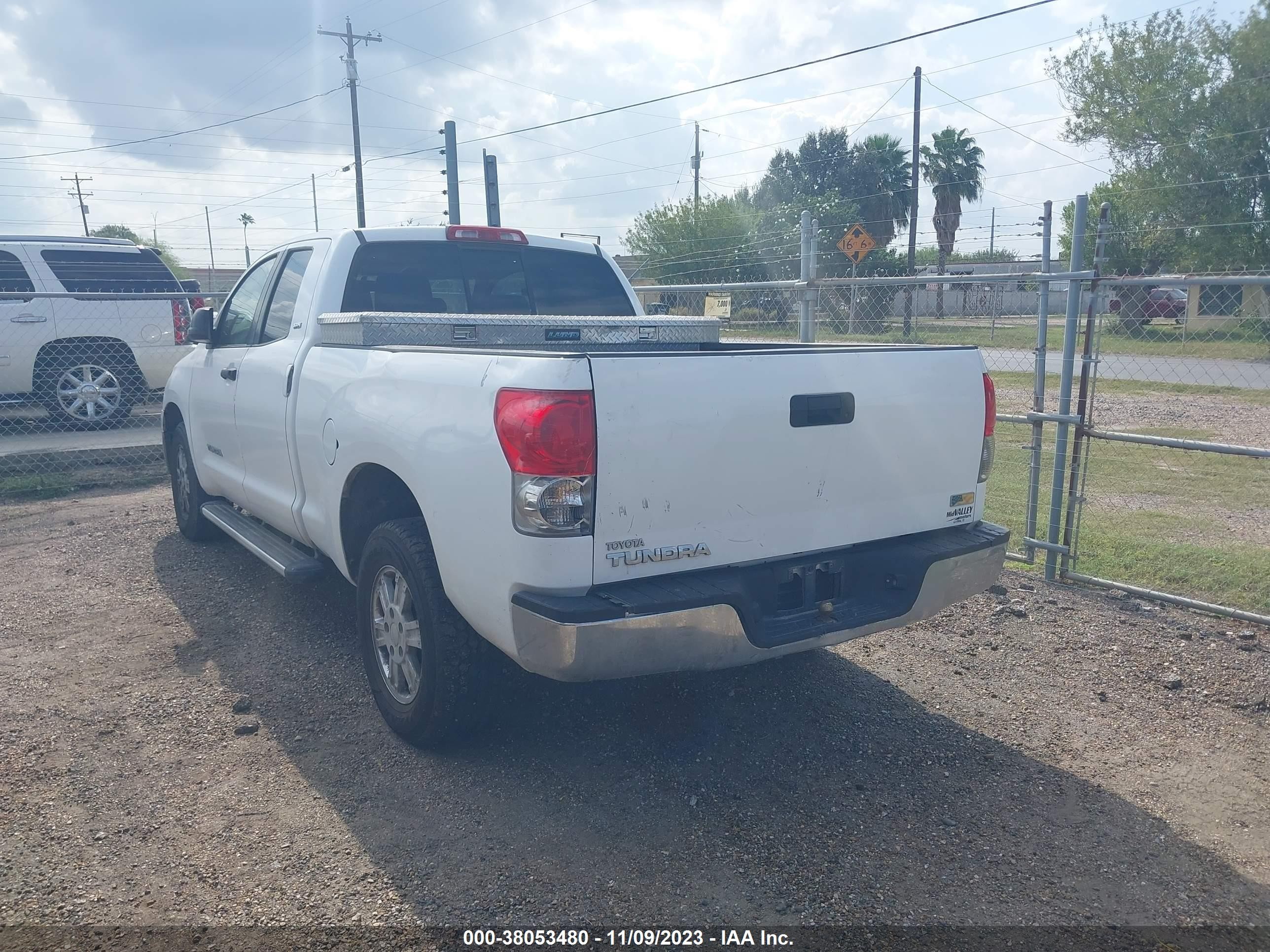 Photo 2 VIN: 5TBRU54127S450292 - TOYOTA TUNDRA 