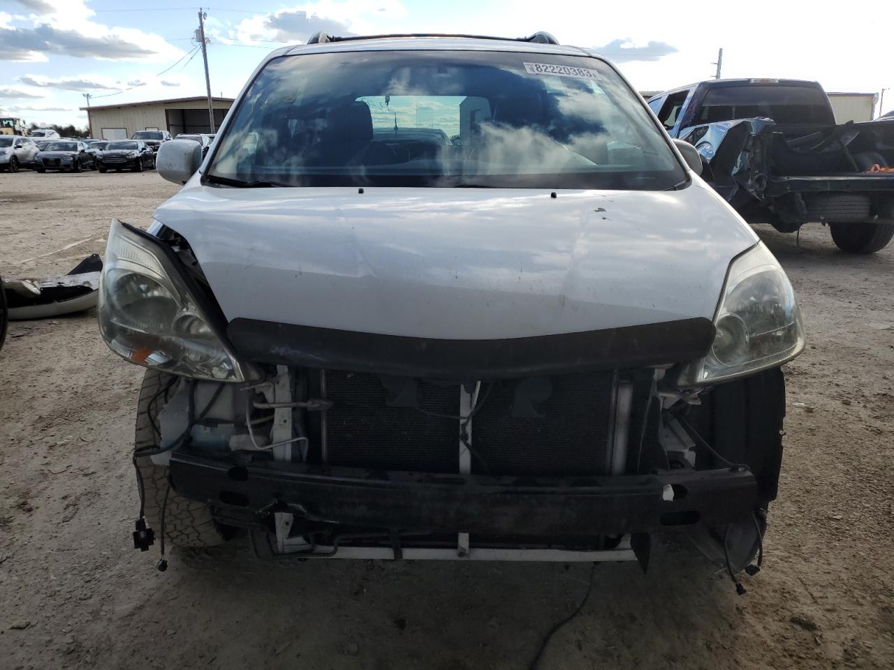 Photo 4 VIN: 5TDBA22C05S054332 - TOYOTA SIENNA 