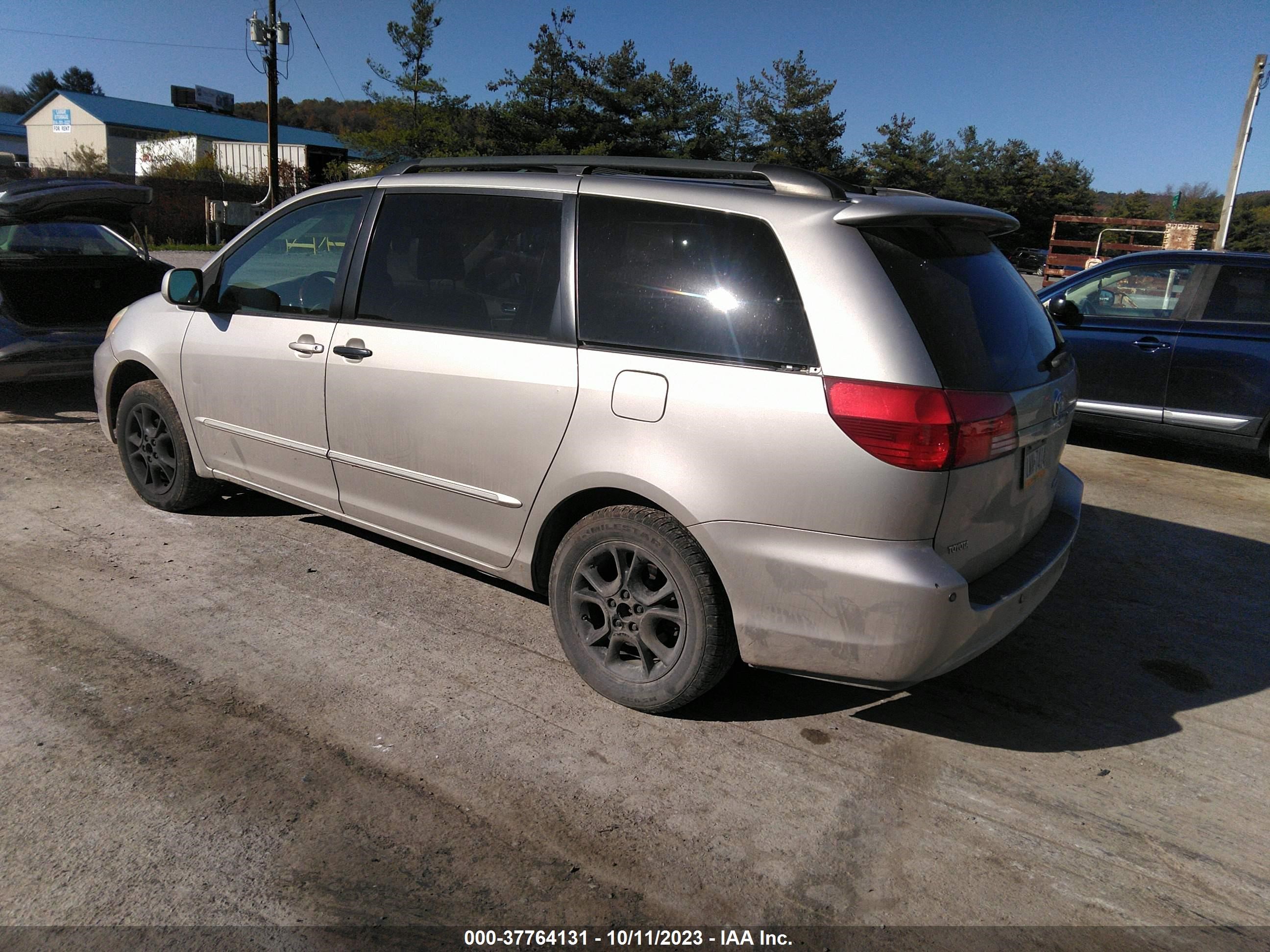 Photo 2 VIN: 5TDBA22C14S018812 - TOYOTA SIENNA 