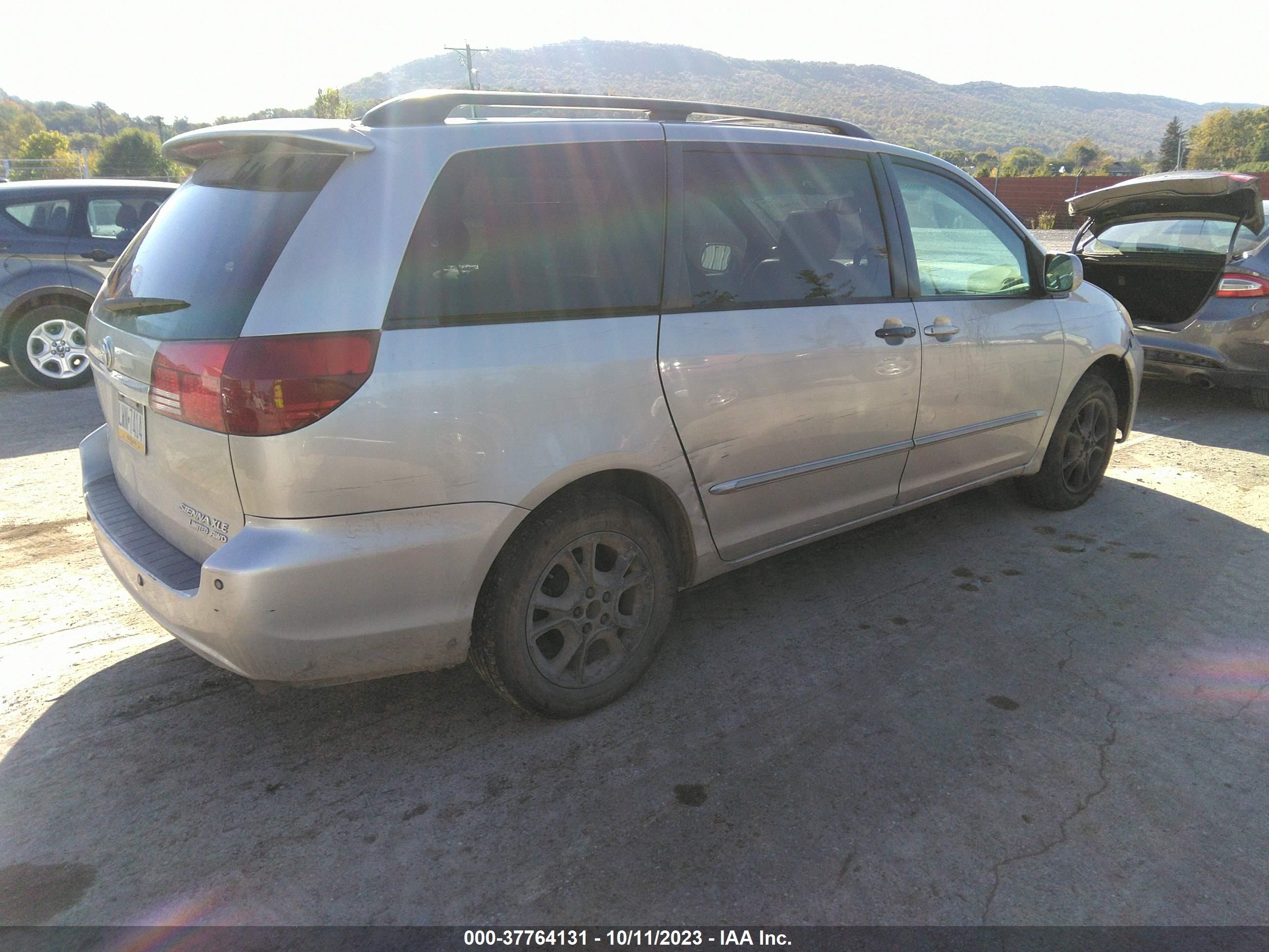 Photo 3 VIN: 5TDBA22C14S018812 - TOYOTA SIENNA 