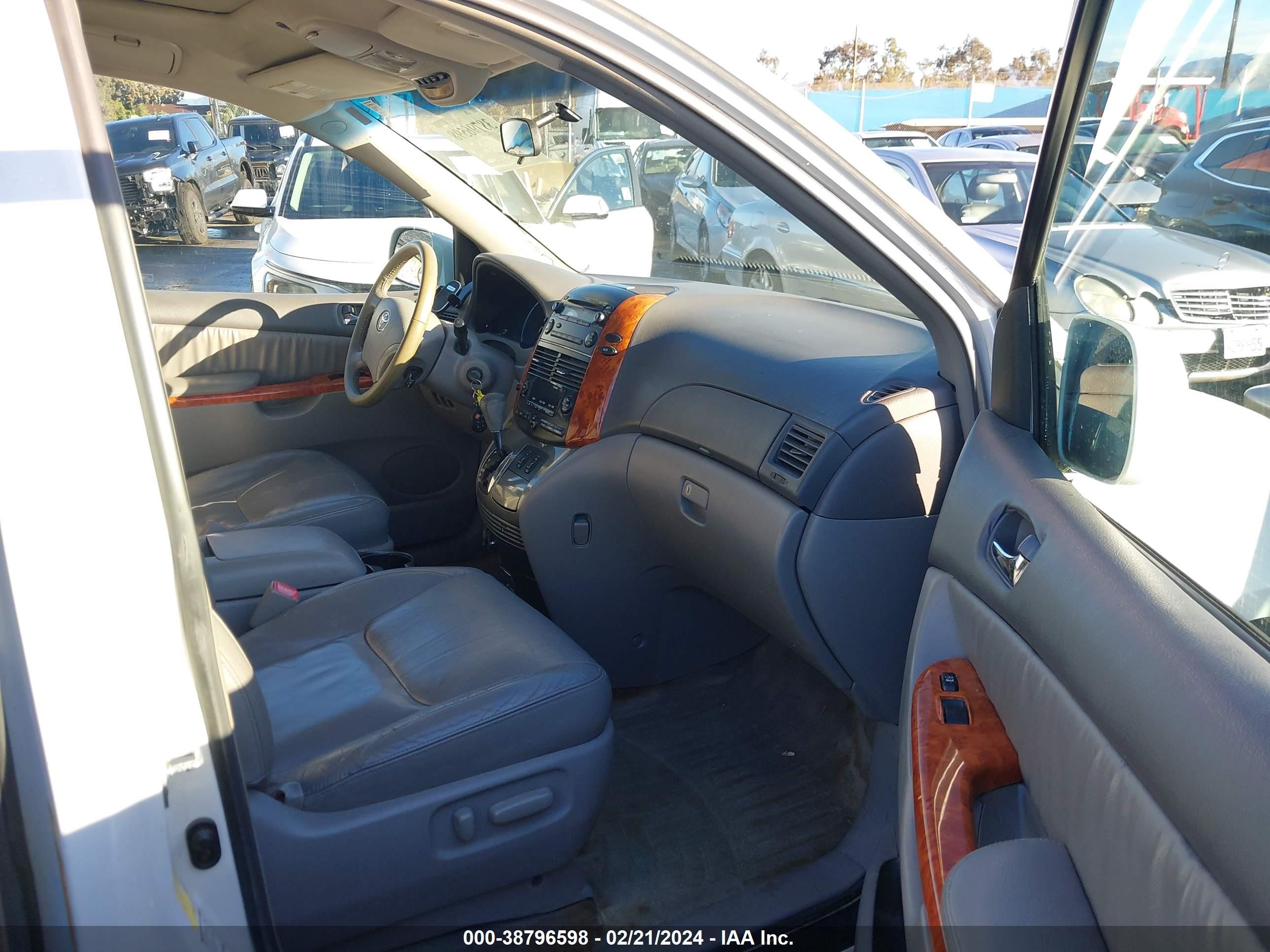 Photo 4 VIN: 5TDBA22C56S068311 - TOYOTA SIENNA 