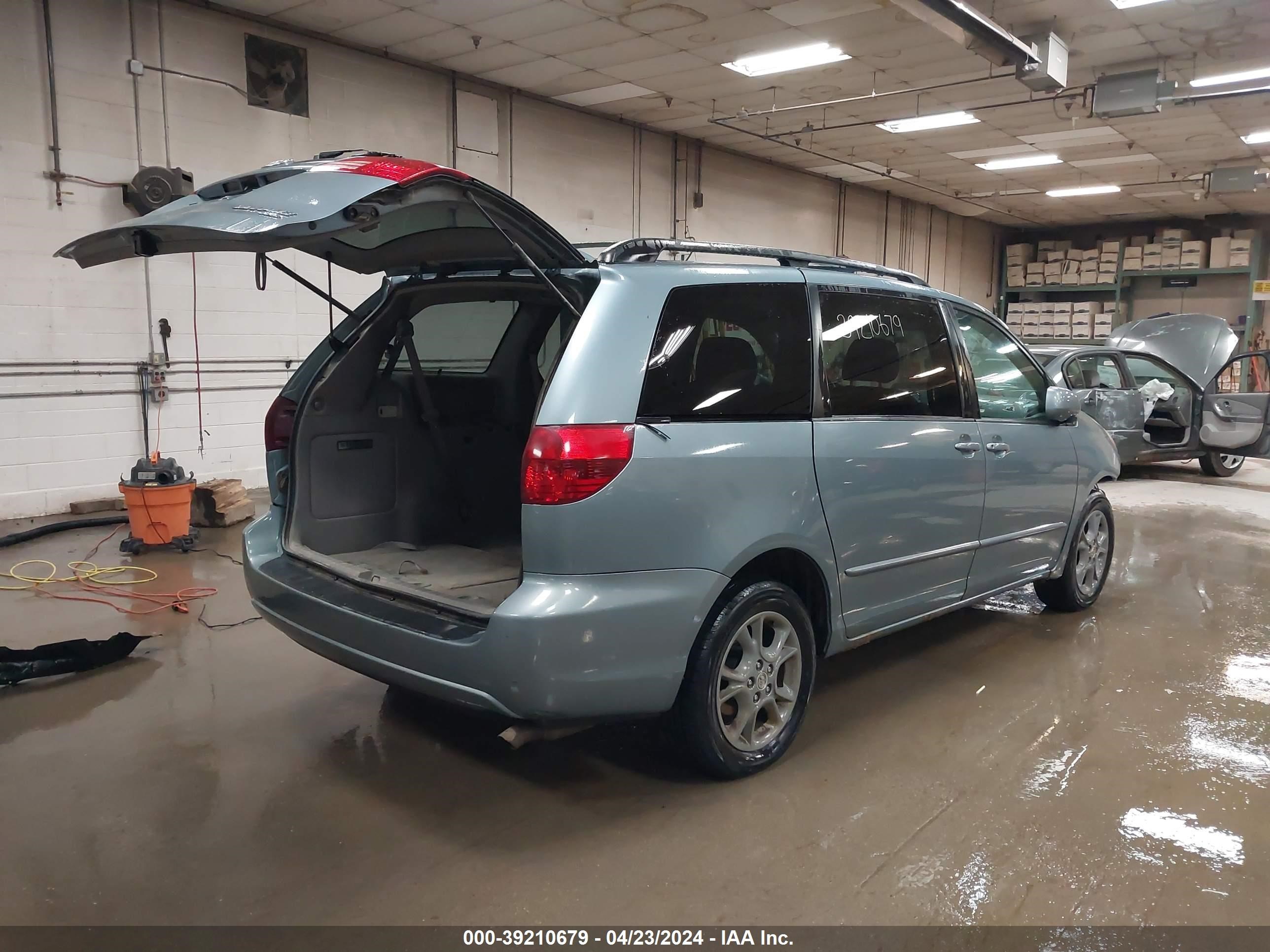 Photo 3 VIN: 5TDBA22C65S049667 - TOYOTA SIENNA 