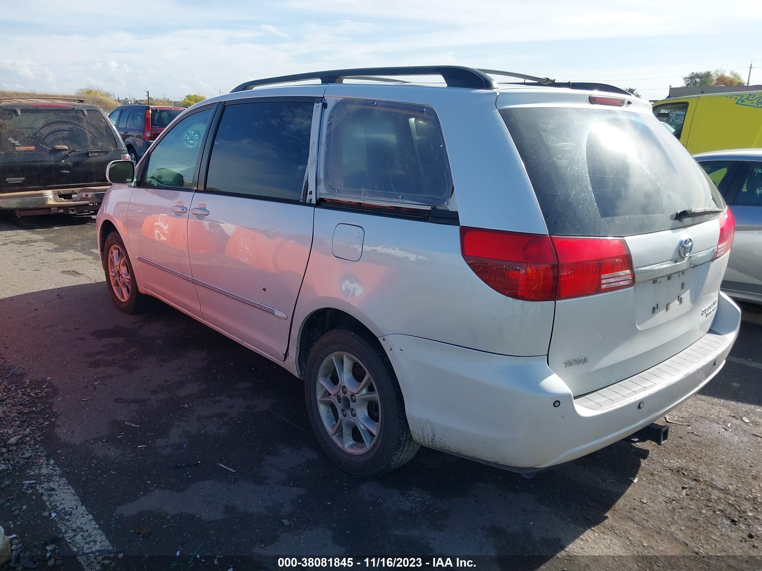 Photo 2 VIN: 5TDBA22C74S010939 - TOYOTA SIENNA 