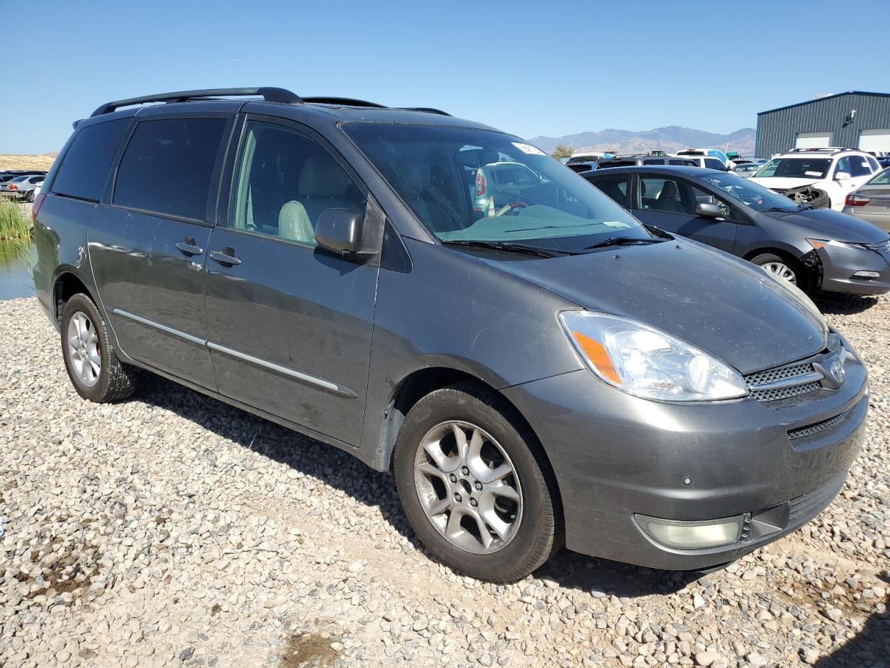 Photo 3 VIN: 5TDBA22C75S047135 - TOYOTA SIENNA 