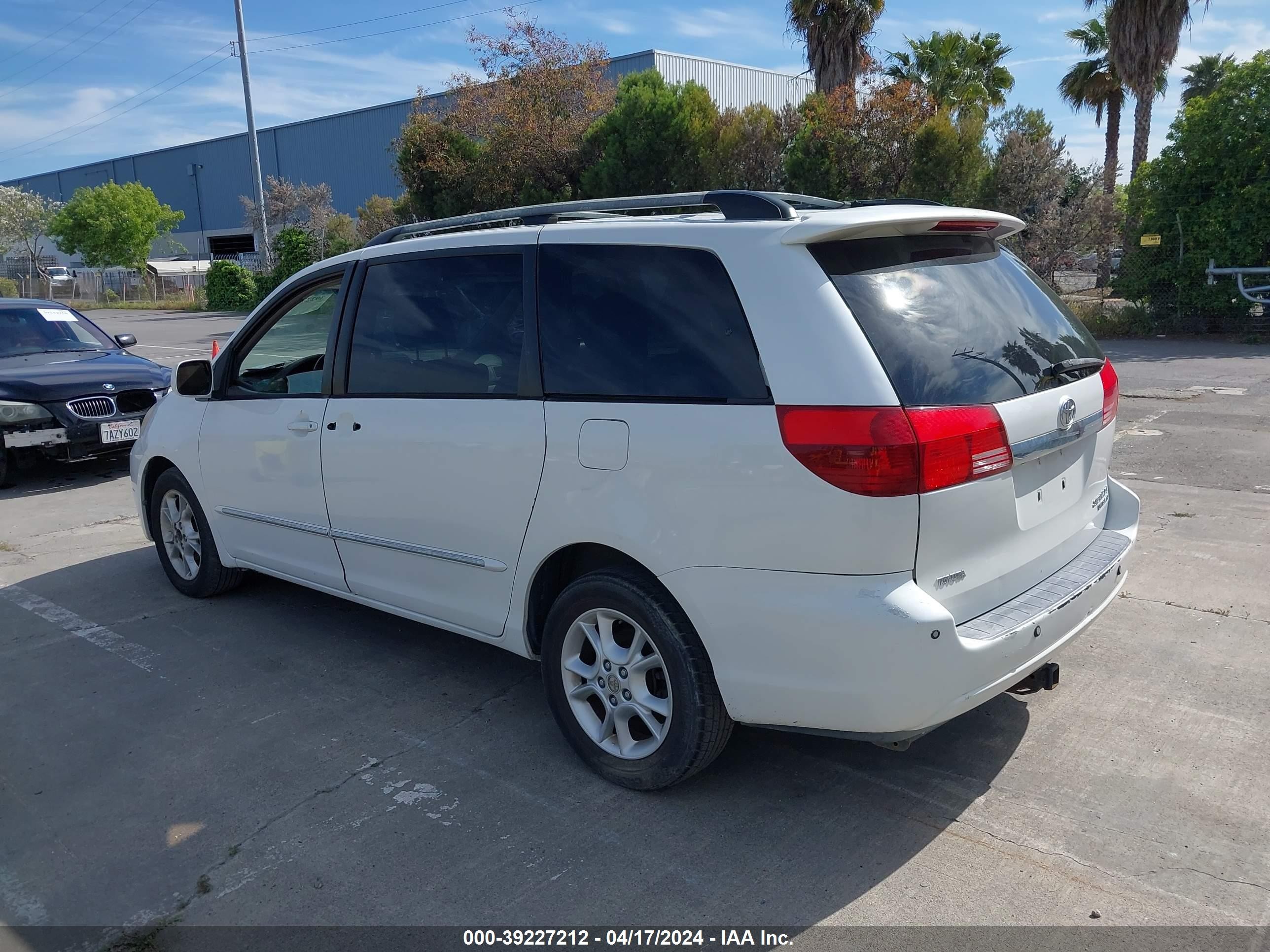 Photo 2 VIN: 5TDBA22C94S009923 - TOYOTA SIENNA 