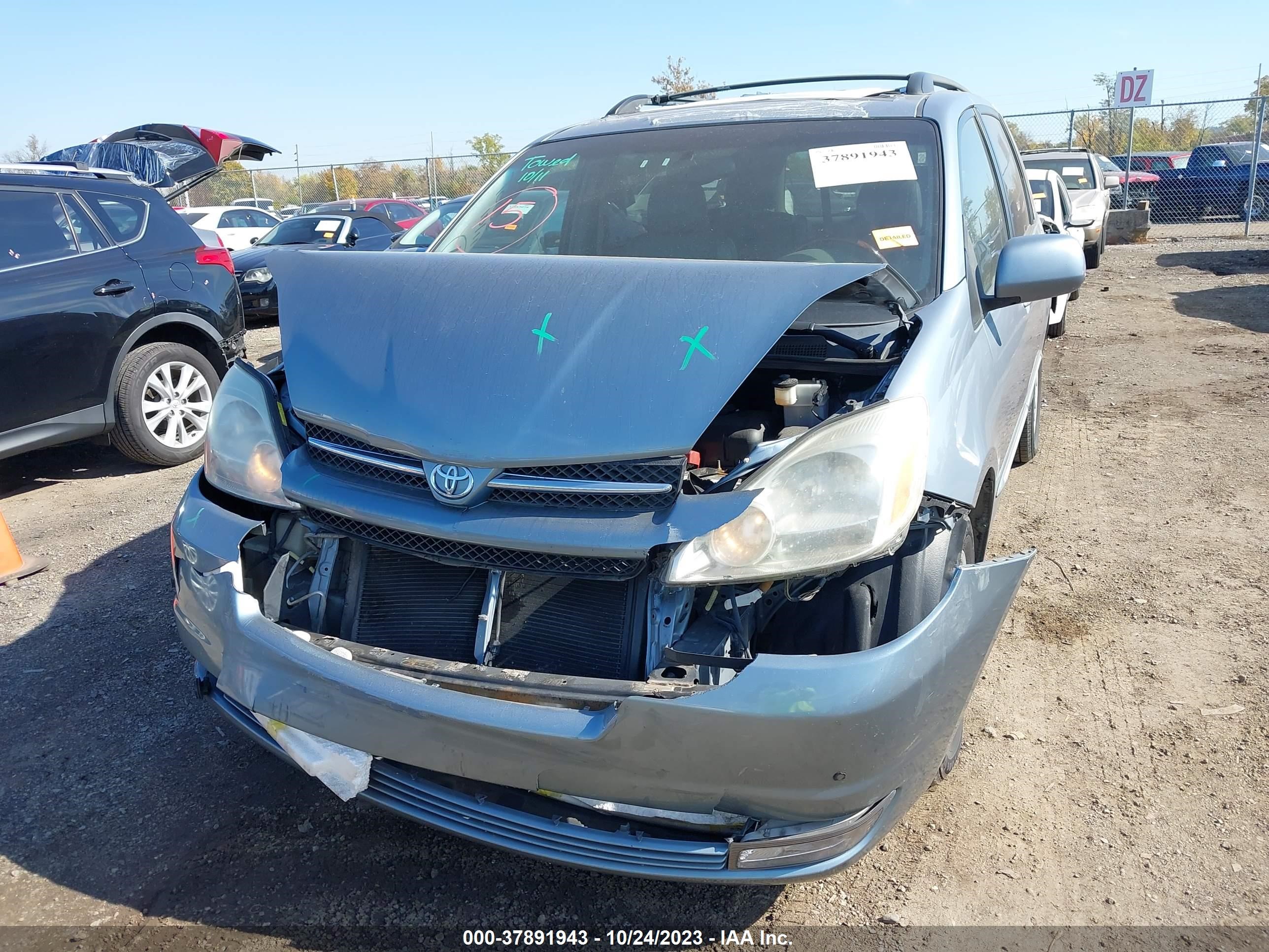 Photo 5 VIN: 5TDBA22CX4S001331 - TOYOTA SIENNA 