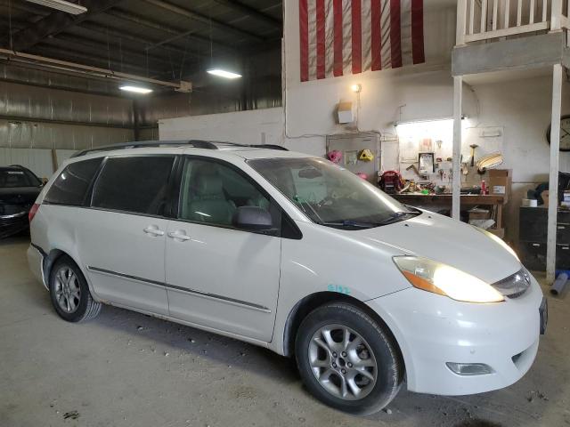 Photo 3 VIN: 5TDBA22CX6S060947 - TOYOTA SIENNA XLE 