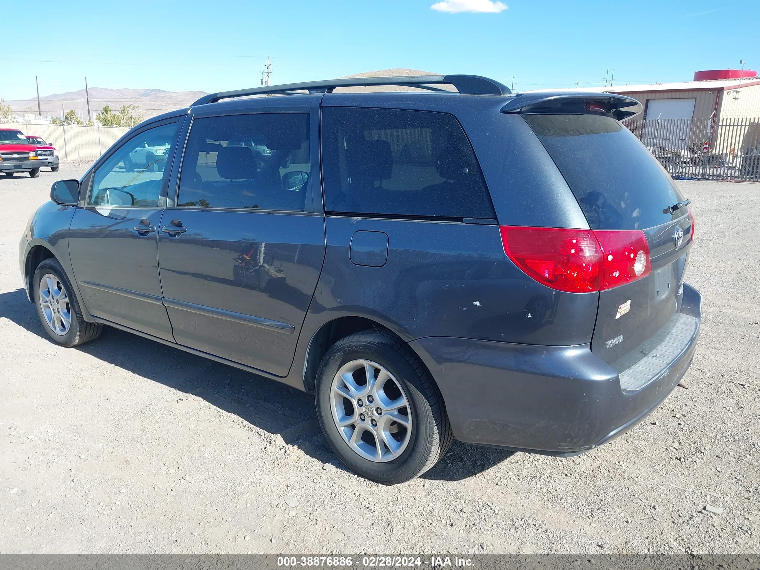 Photo 2 VIN: 5TDBA23C26S067826 - TOYOTA SIENNA 