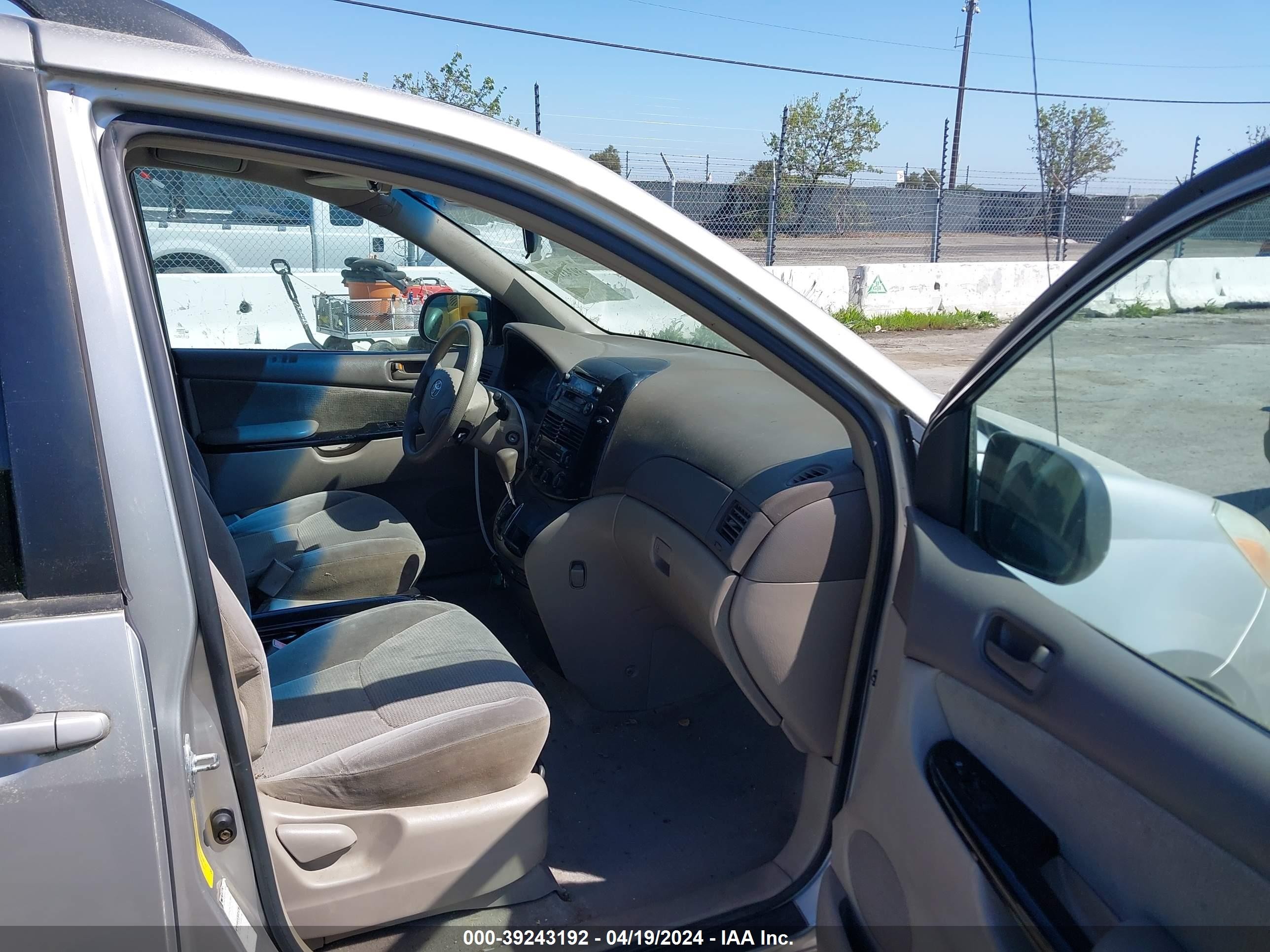 Photo 4 VIN: 5TDBA23C34S015957 - TOYOTA SIENNA 