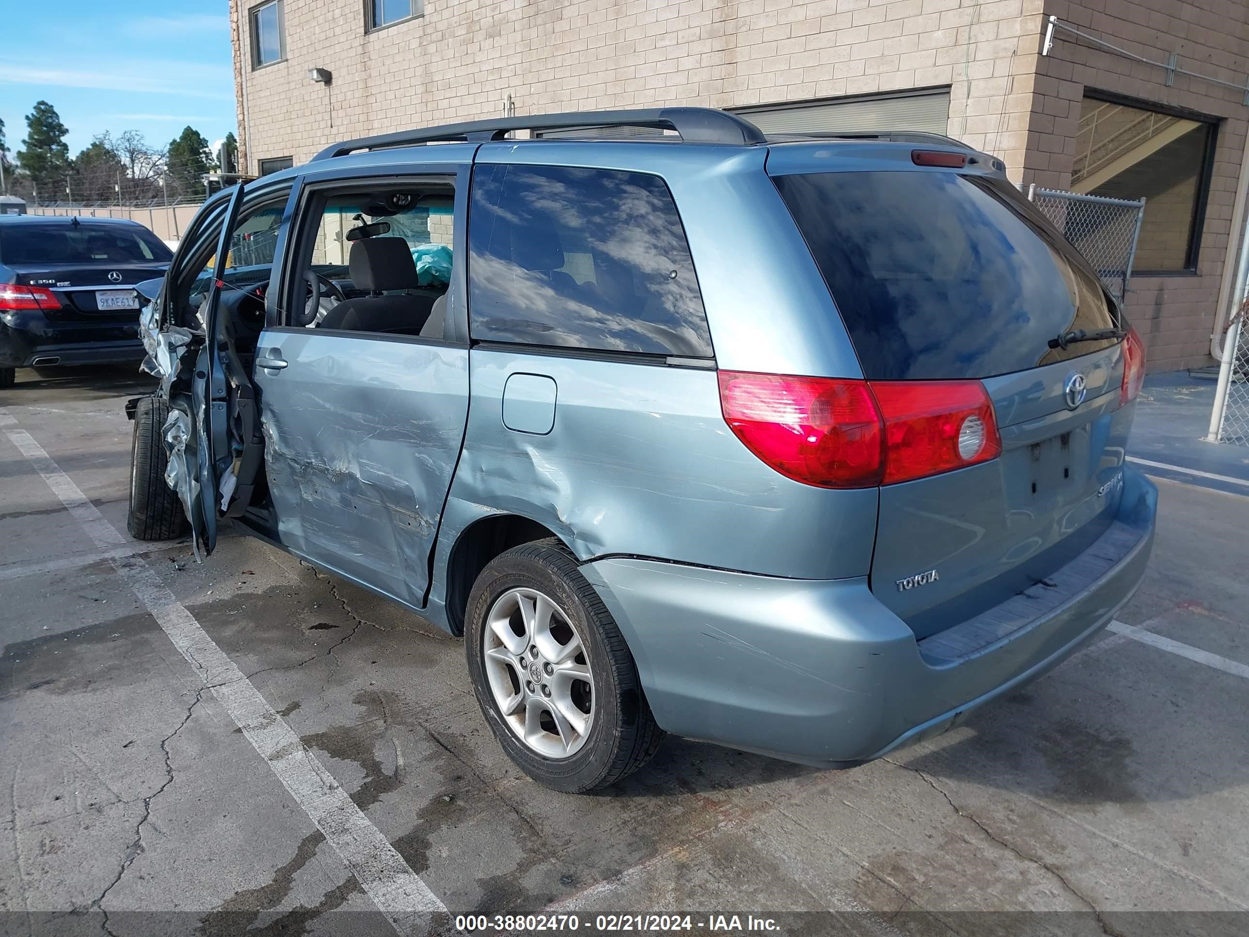 Photo 2 VIN: 5TDBA23C96S055933 - TOYOTA SIENNA 