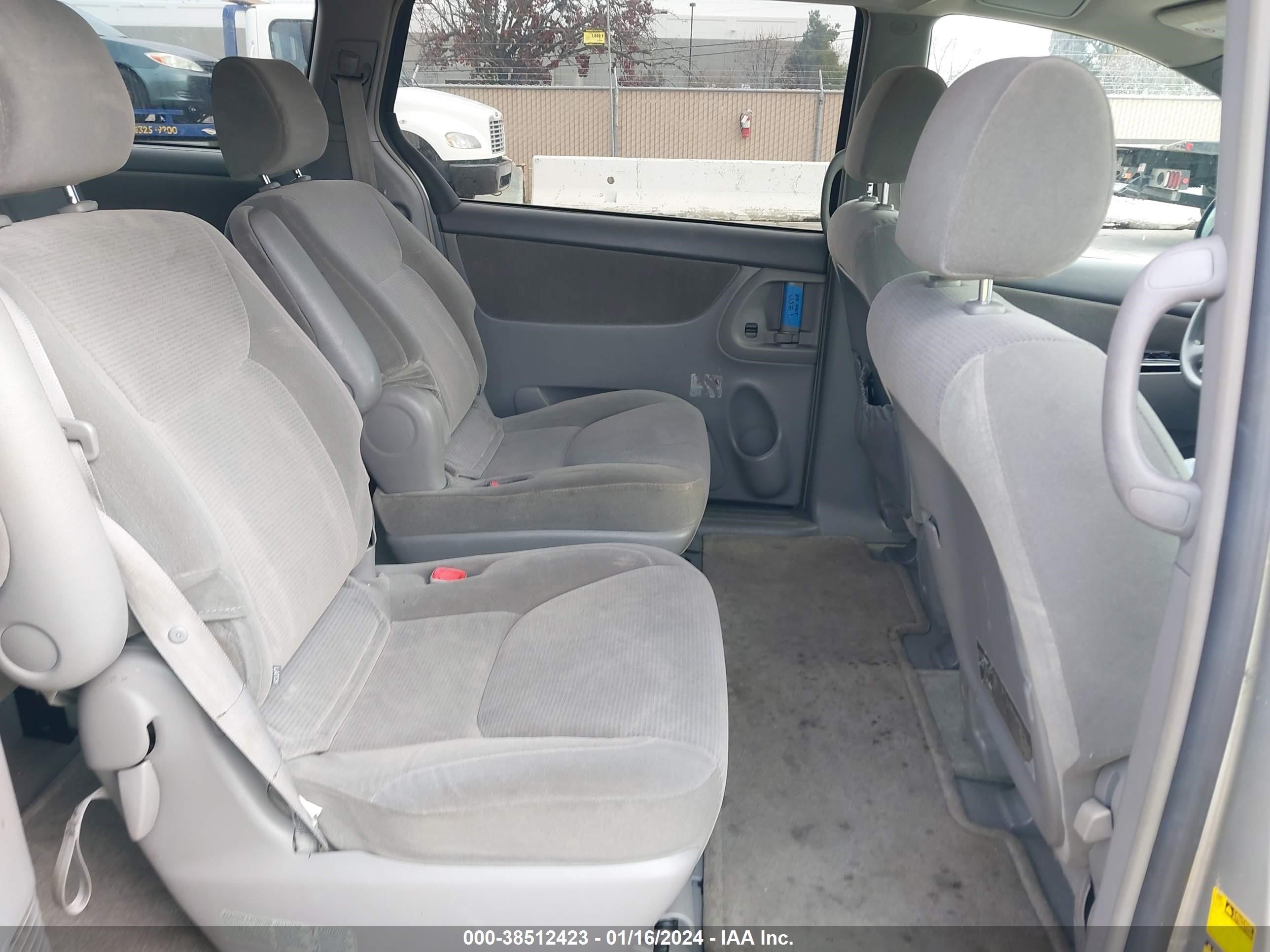 Photo 7 VIN: 5TDBA23CX4S019343 - TOYOTA SIENNA 