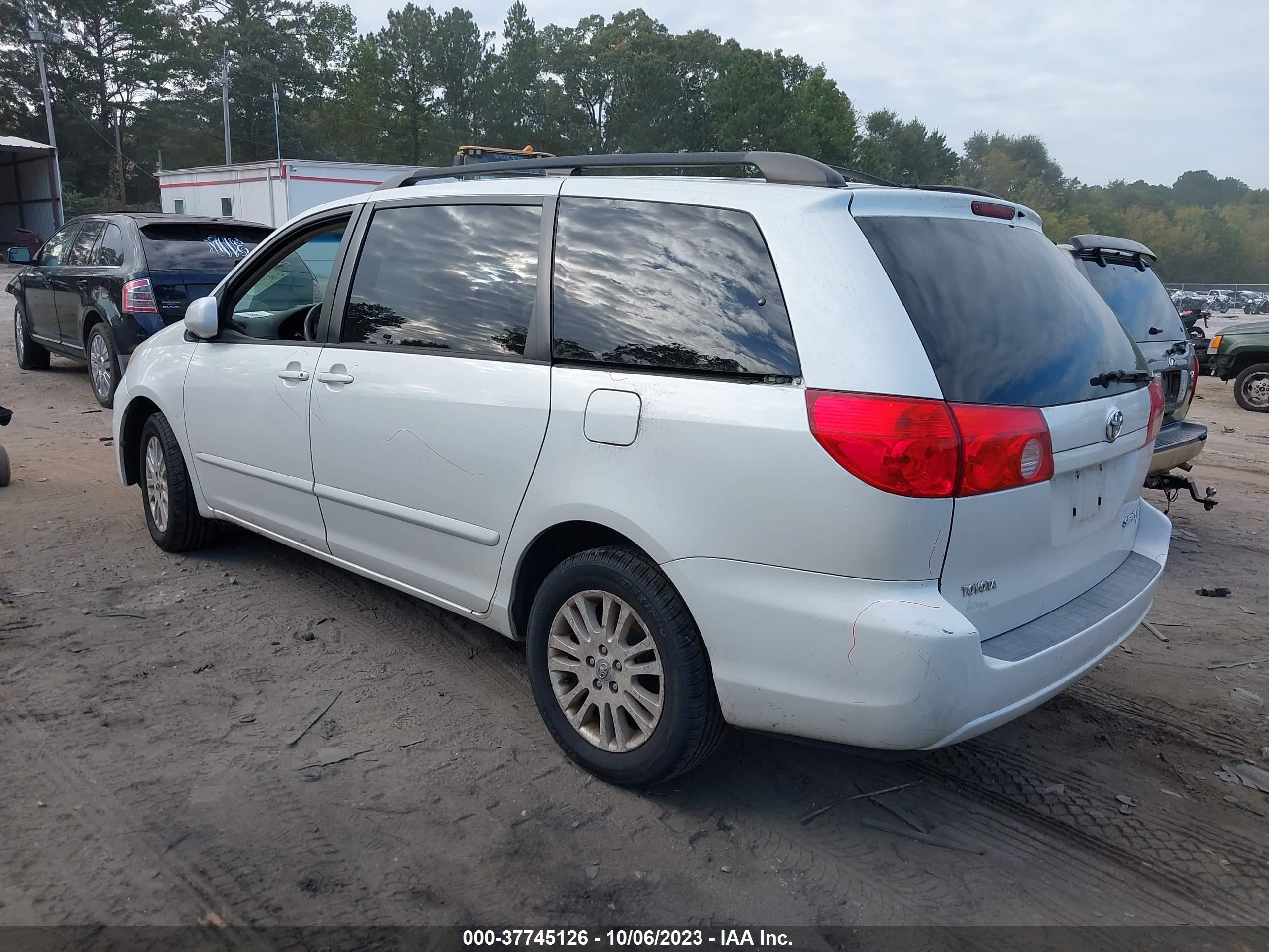 Photo 2 VIN: 5TDBK22C07S002439 - TOYOTA SIENNA 