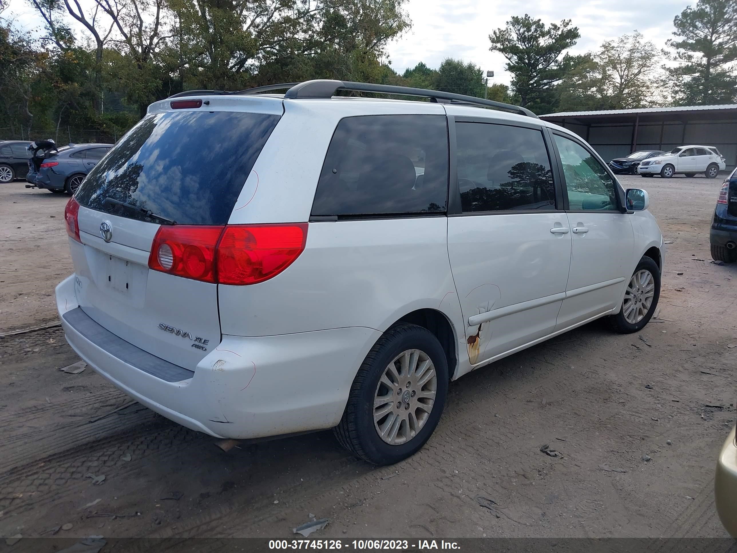 Photo 3 VIN: 5TDBK22C07S002439 - TOYOTA SIENNA 