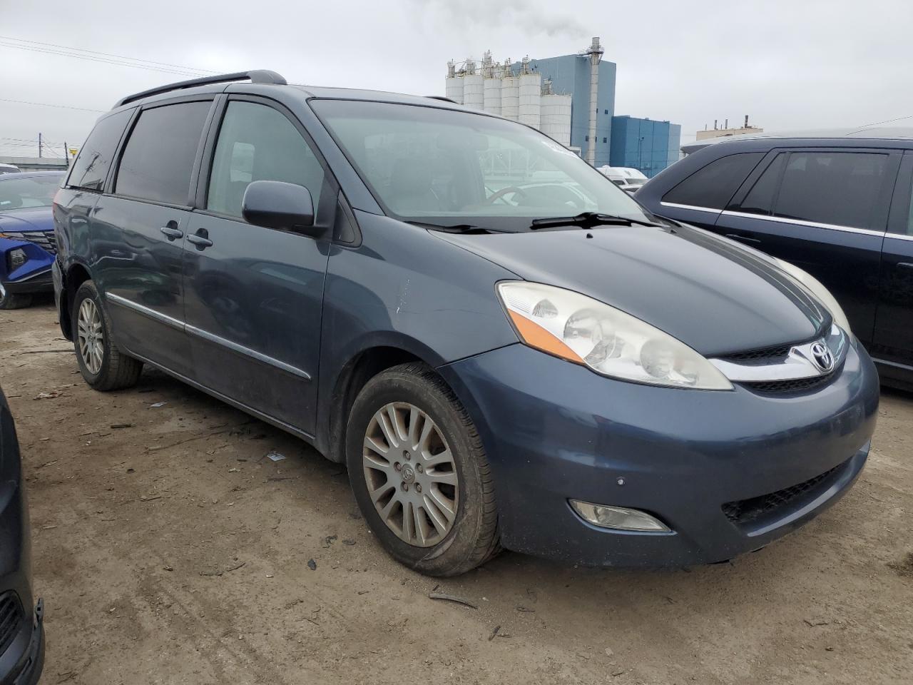 Photo 3 VIN: 5TDBK22C18S016898 - TOYOTA SIENNA 