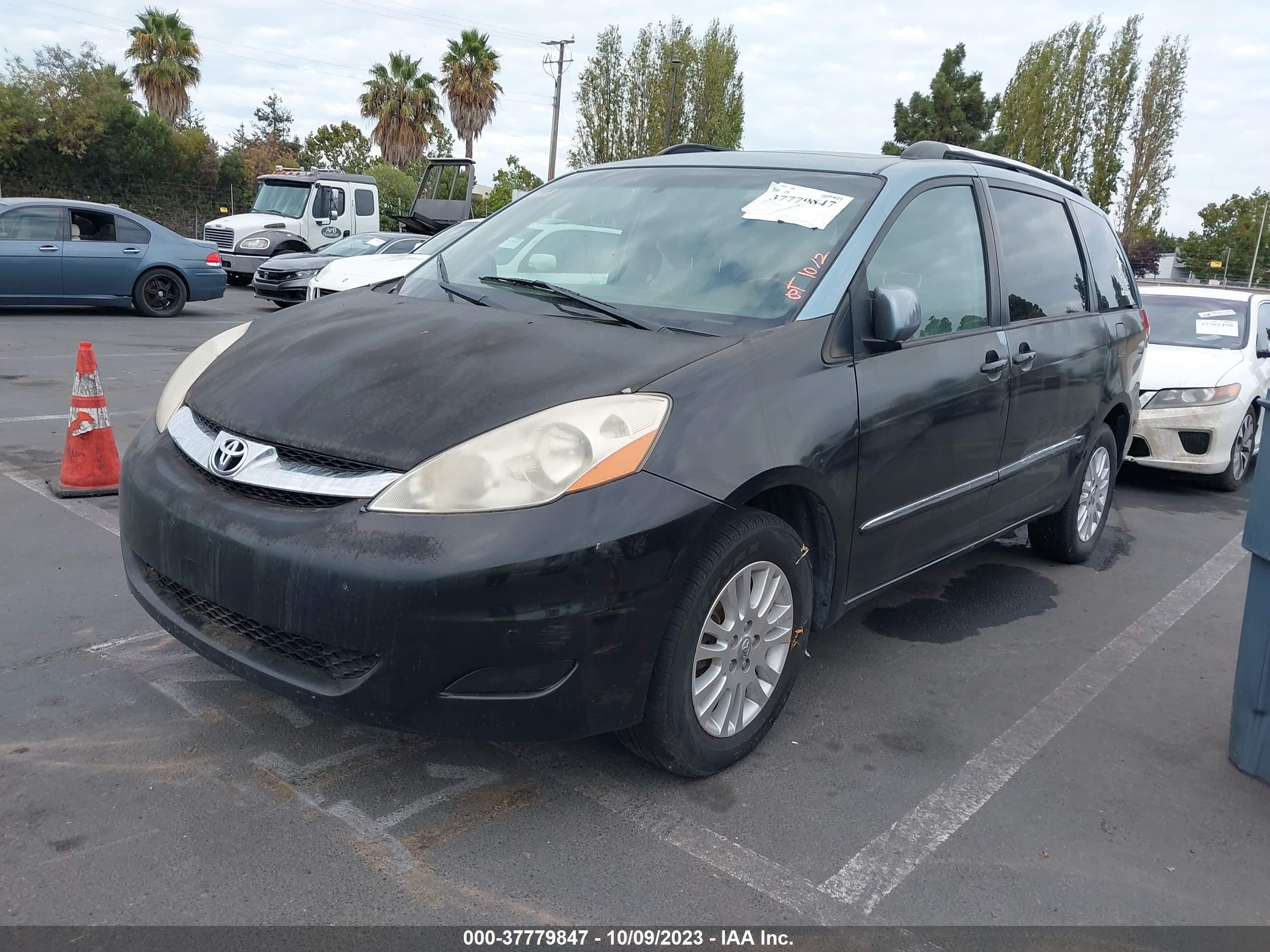 Photo 1 VIN: 5TDBK22C38S013520 - TOYOTA SIENNA 