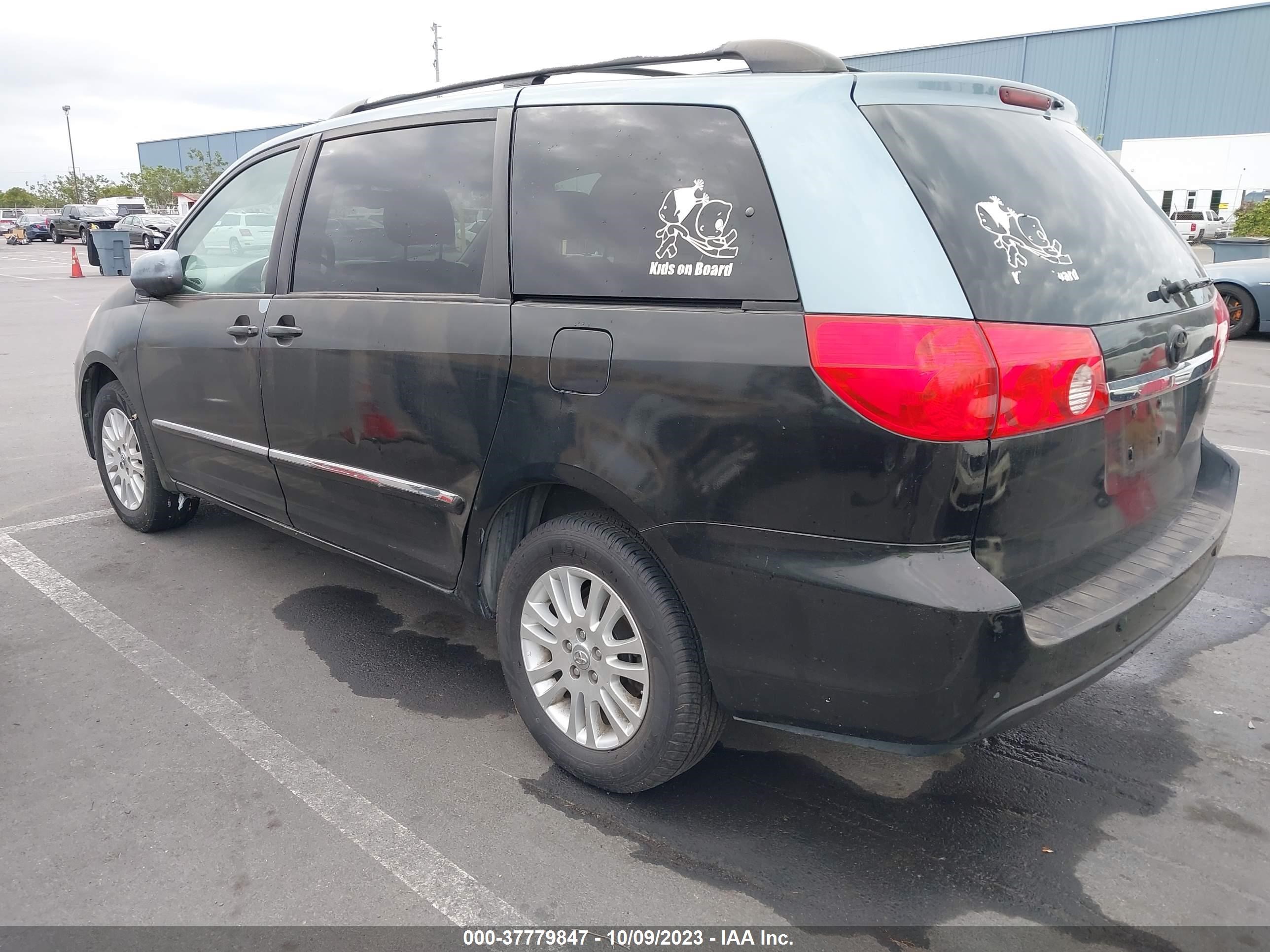 Photo 2 VIN: 5TDBK22C38S013520 - TOYOTA SIENNA 