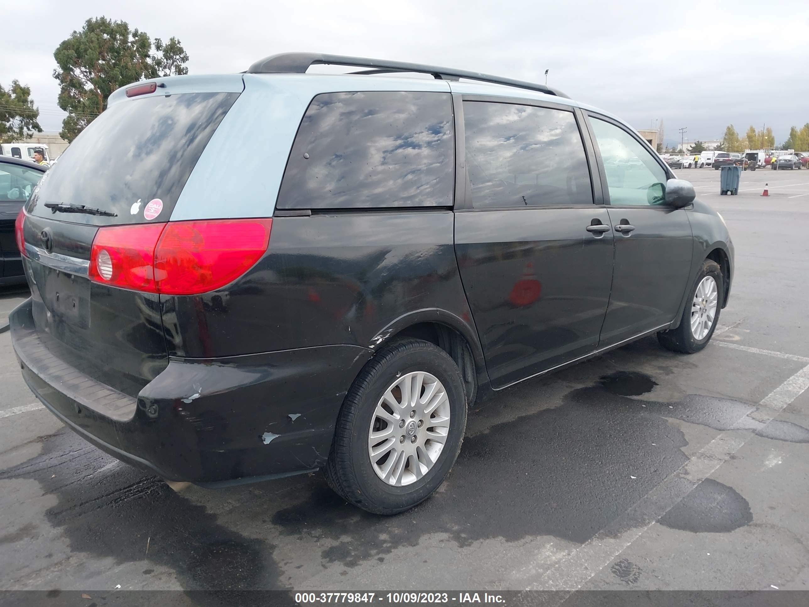 Photo 3 VIN: 5TDBK22C38S013520 - TOYOTA SIENNA 