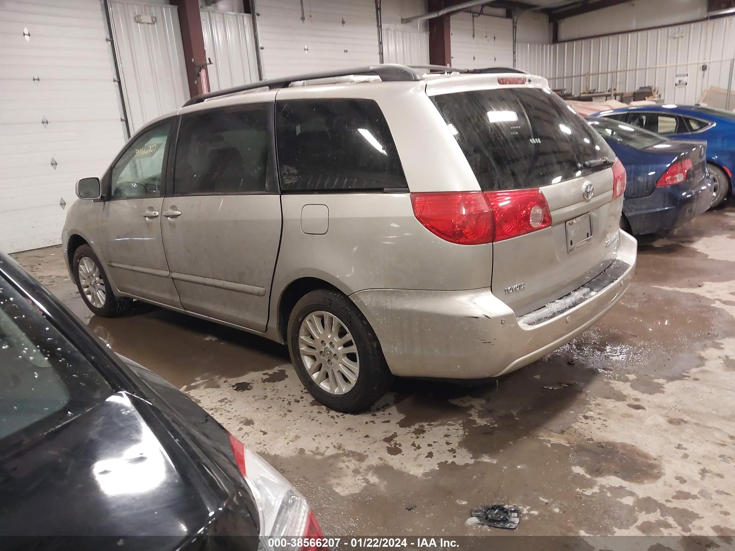 Photo 2 VIN: 5TDBK22C38S017213 - TOYOTA SIENNA 