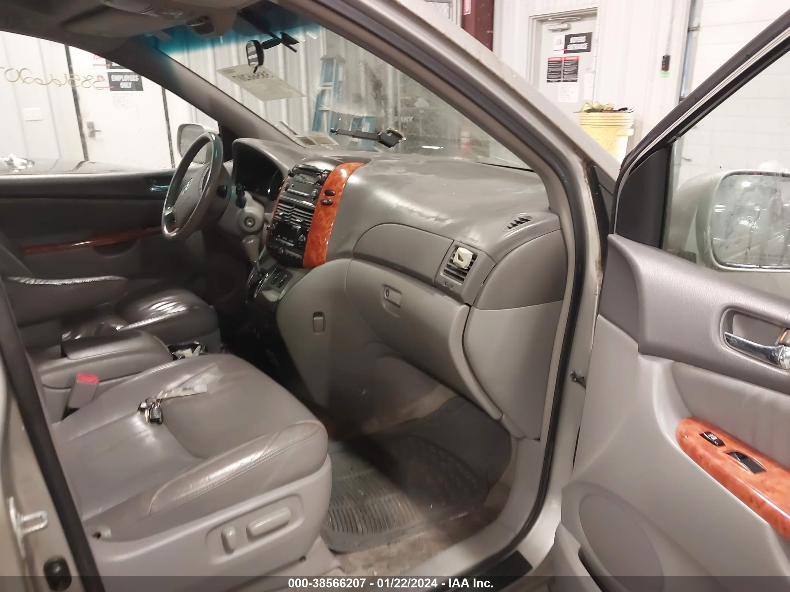 Photo 4 VIN: 5TDBK22C38S017213 - TOYOTA SIENNA 