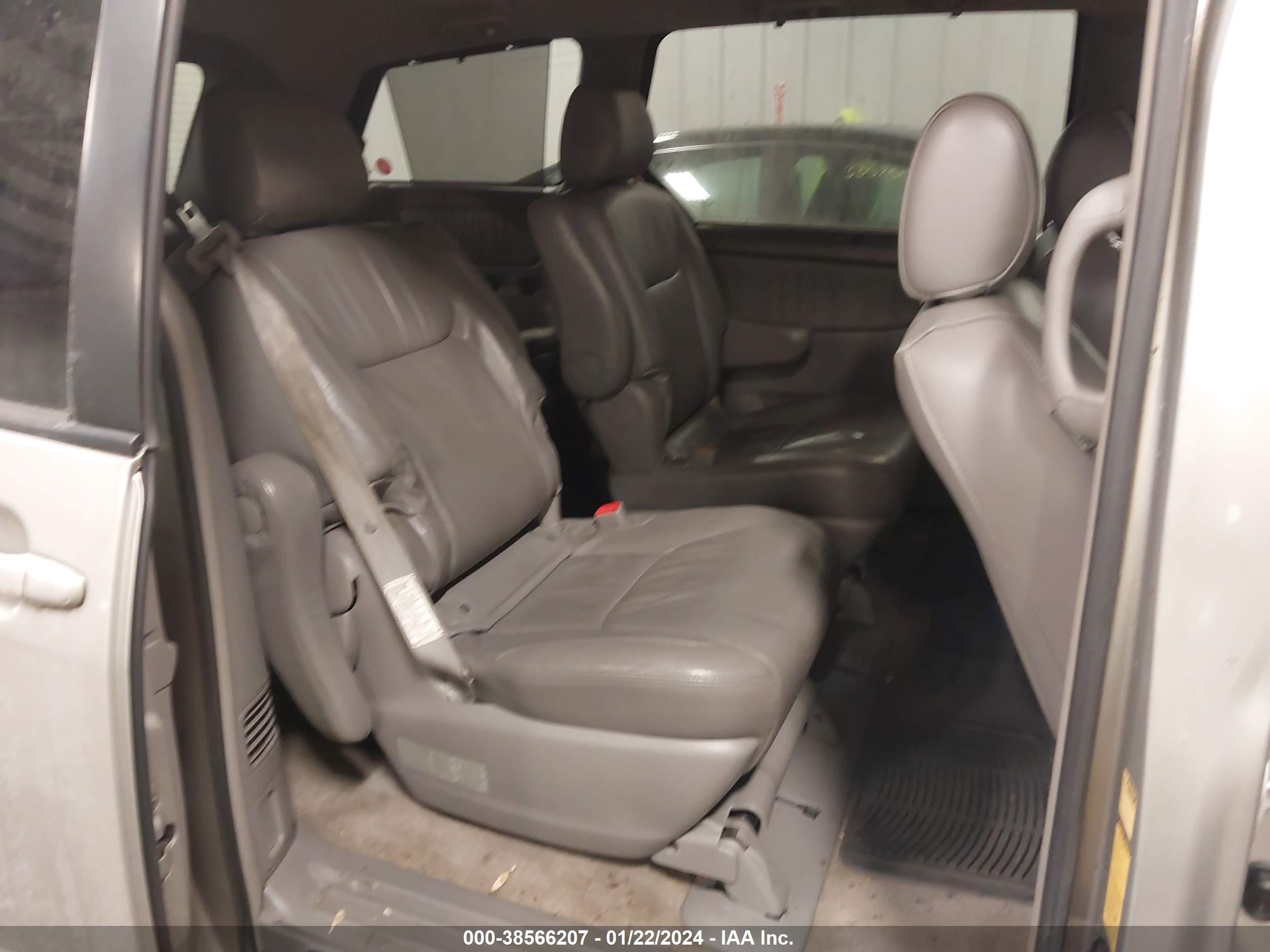 Photo 7 VIN: 5TDBK22C38S017213 - TOYOTA SIENNA 