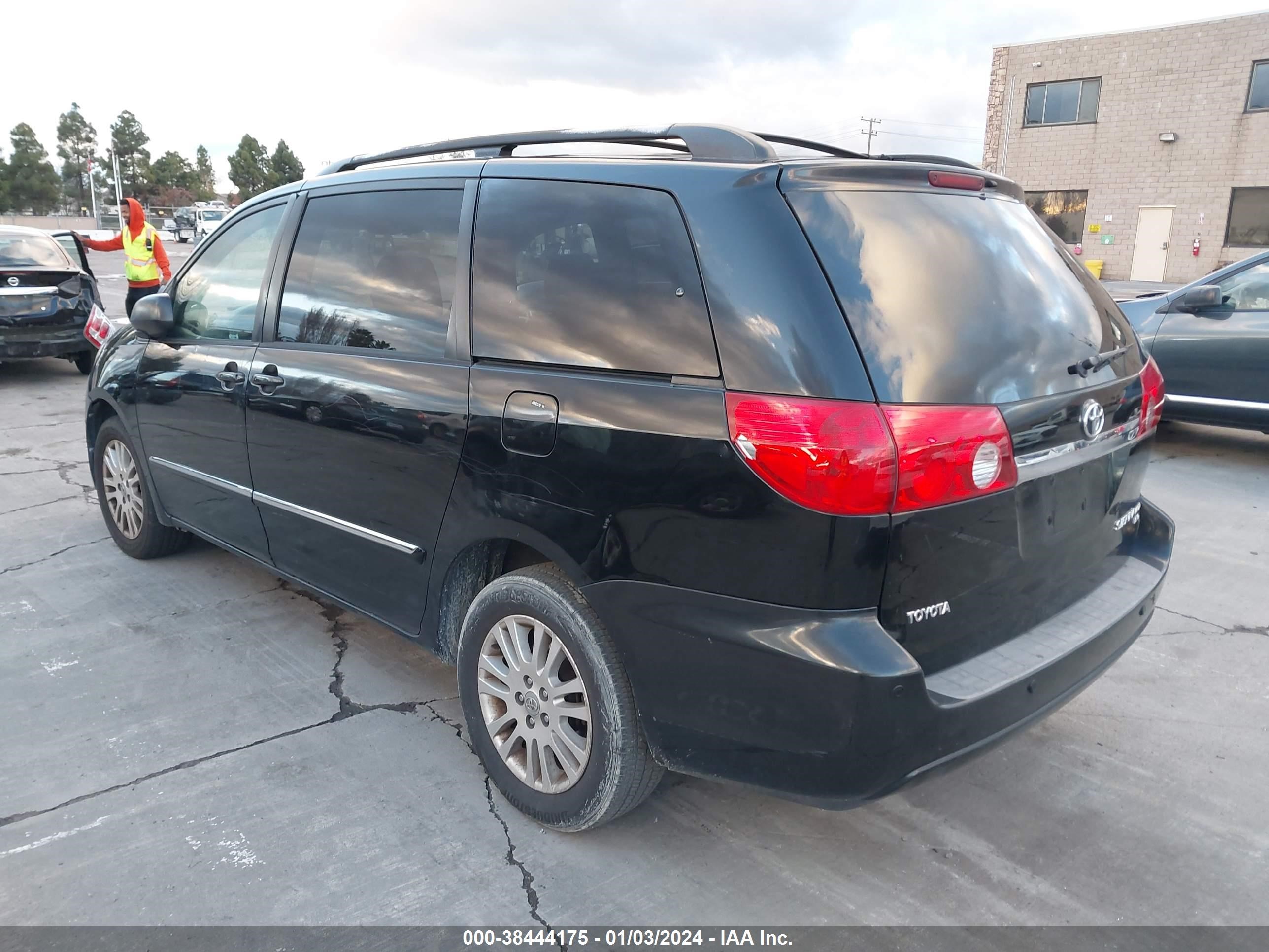 Photo 2 VIN: 5TDBK22C39S026527 - TOYOTA SIENNA 