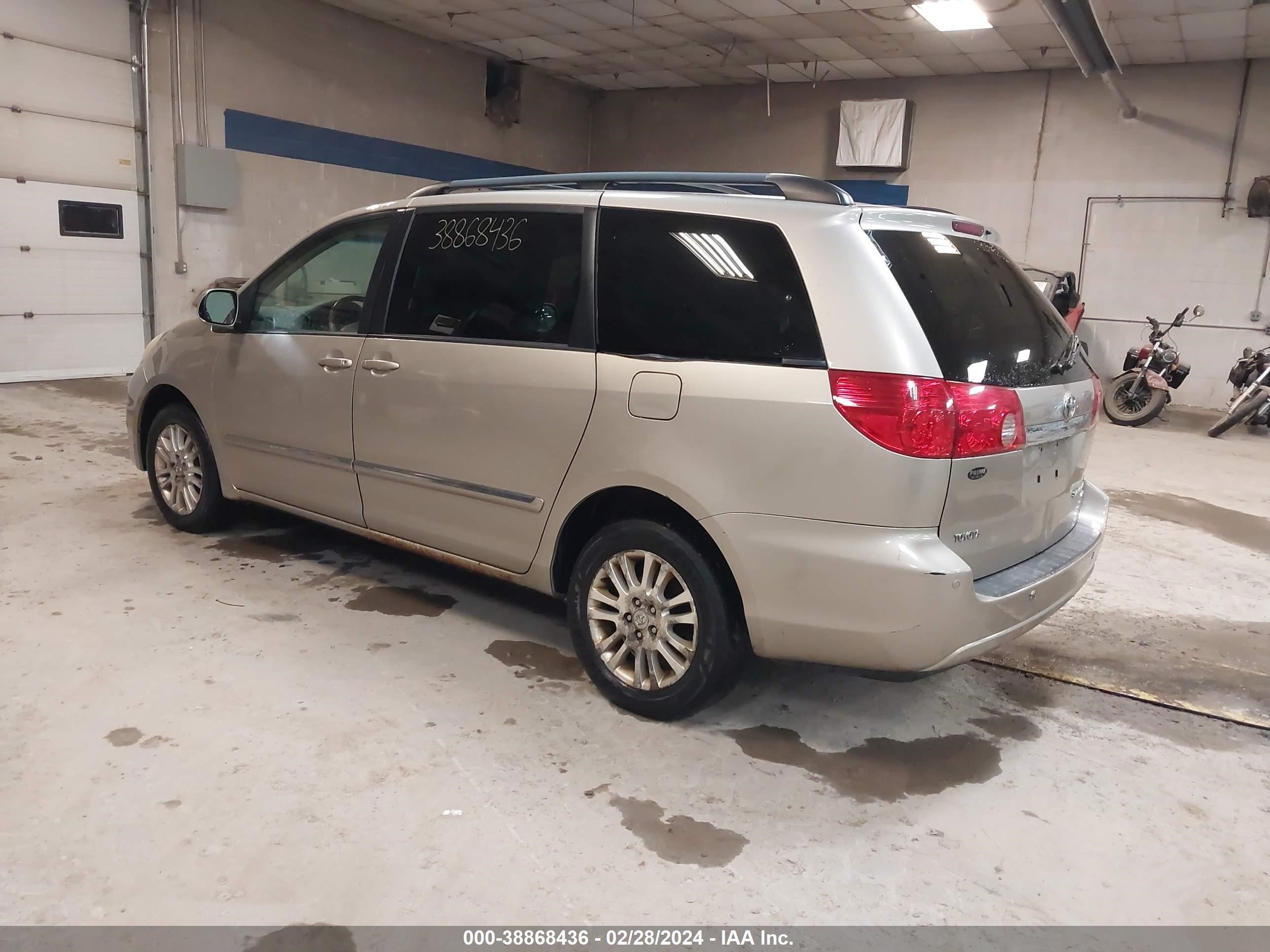 Photo 2 VIN: 5TDBK22C48S009752 - TOYOTA SIENNA 