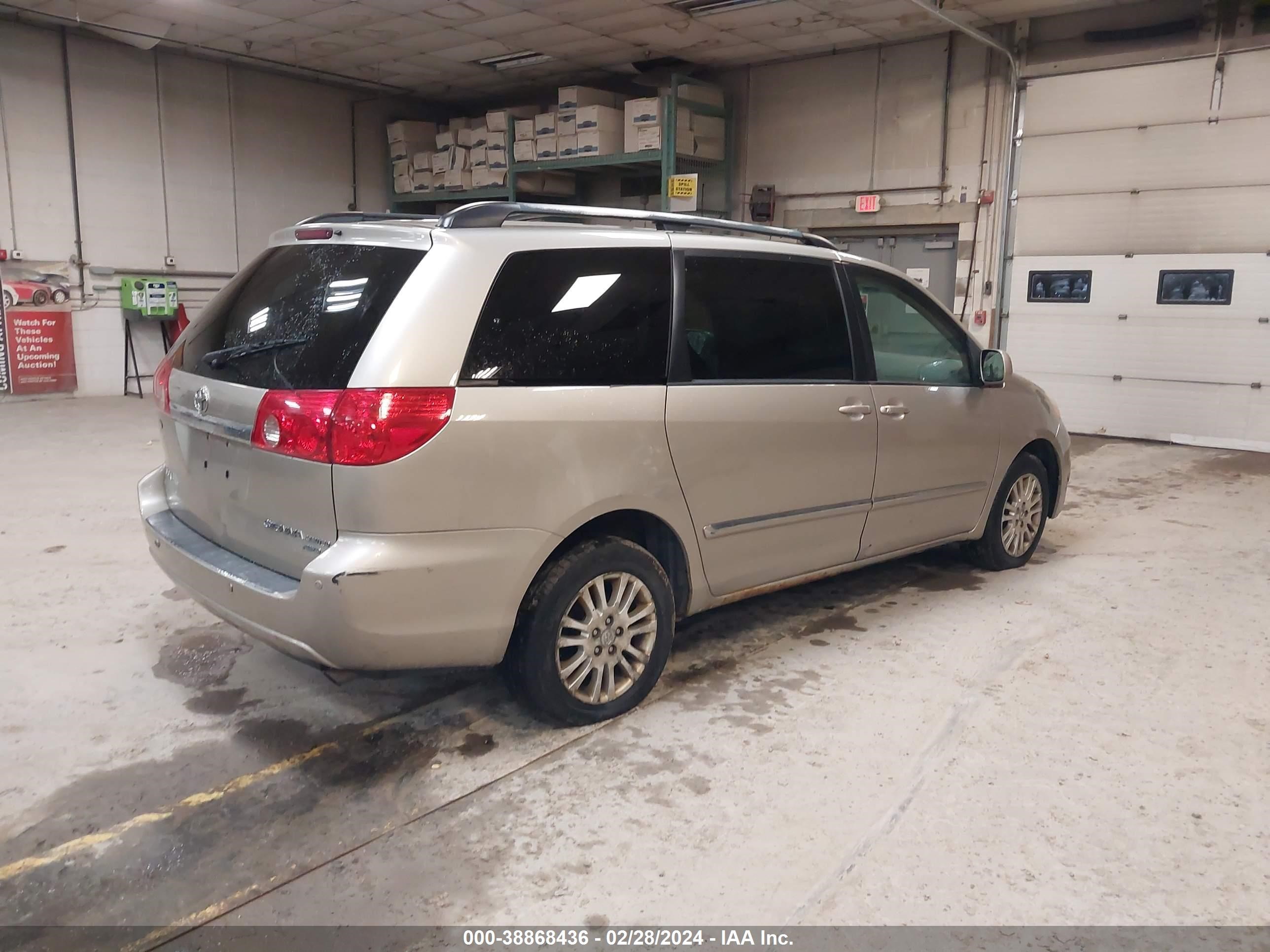 Photo 3 VIN: 5TDBK22C48S009752 - TOYOTA SIENNA 