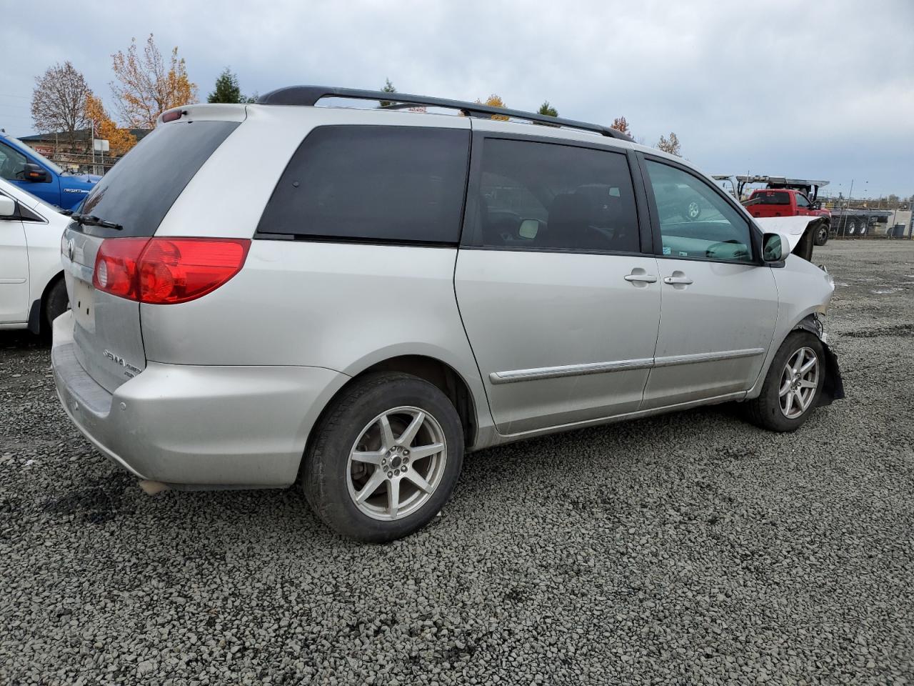 Photo 2 VIN: 5TDBK22C68S010238 - TOYOTA SIENNA 