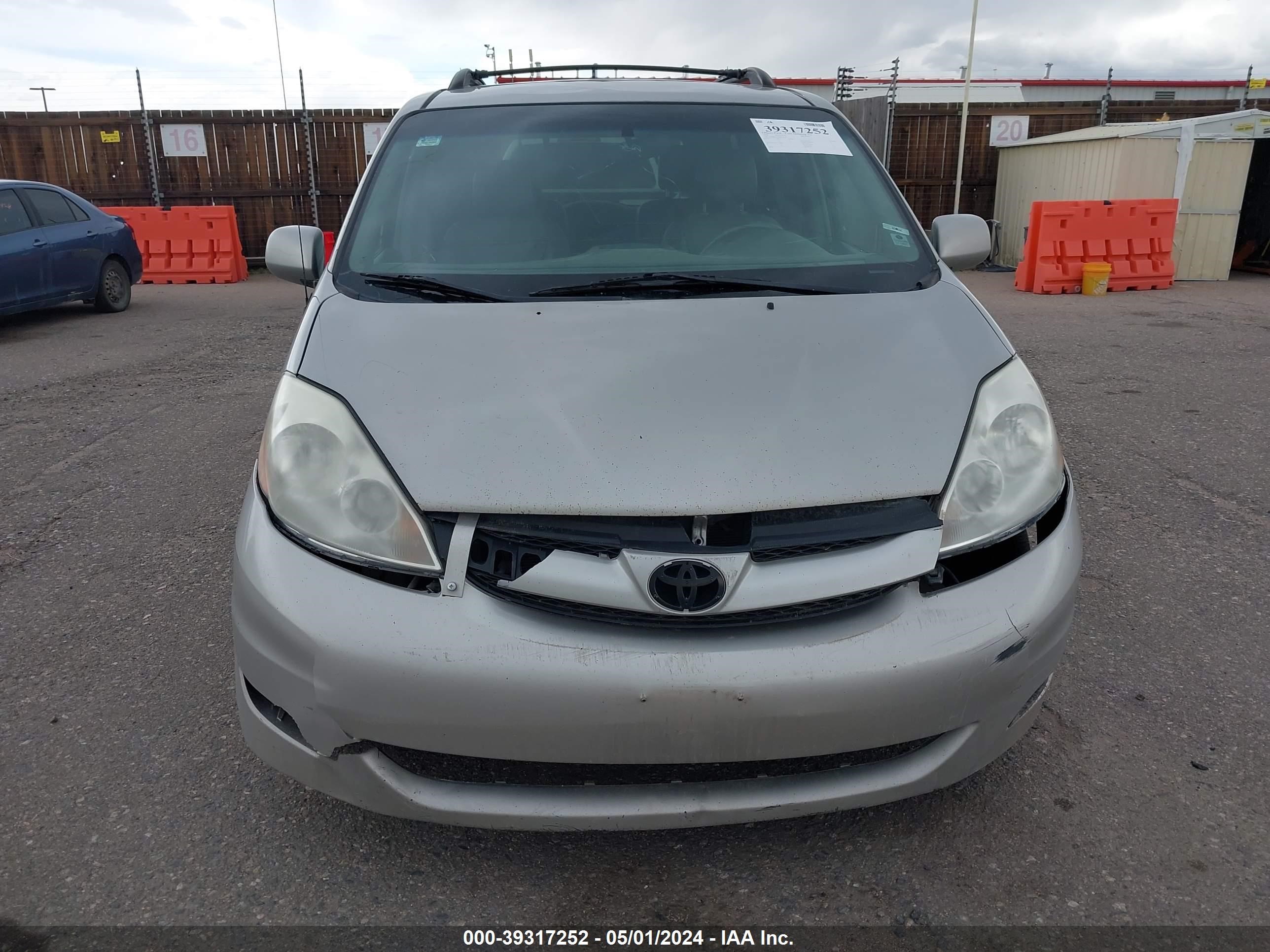 Photo 5 VIN: 5TDBK22C88S018356 - TOYOTA SIENNA 