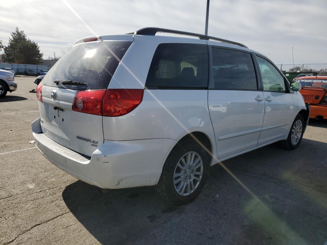 Photo 2 VIN: 5TDBK22C99S027830 - TOYOTA SIENNA 