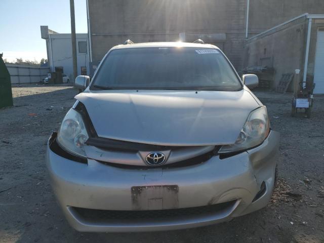 Photo 4 VIN: 5TDBK22CX8S010937 - TOYOTA SIENNA XLE 