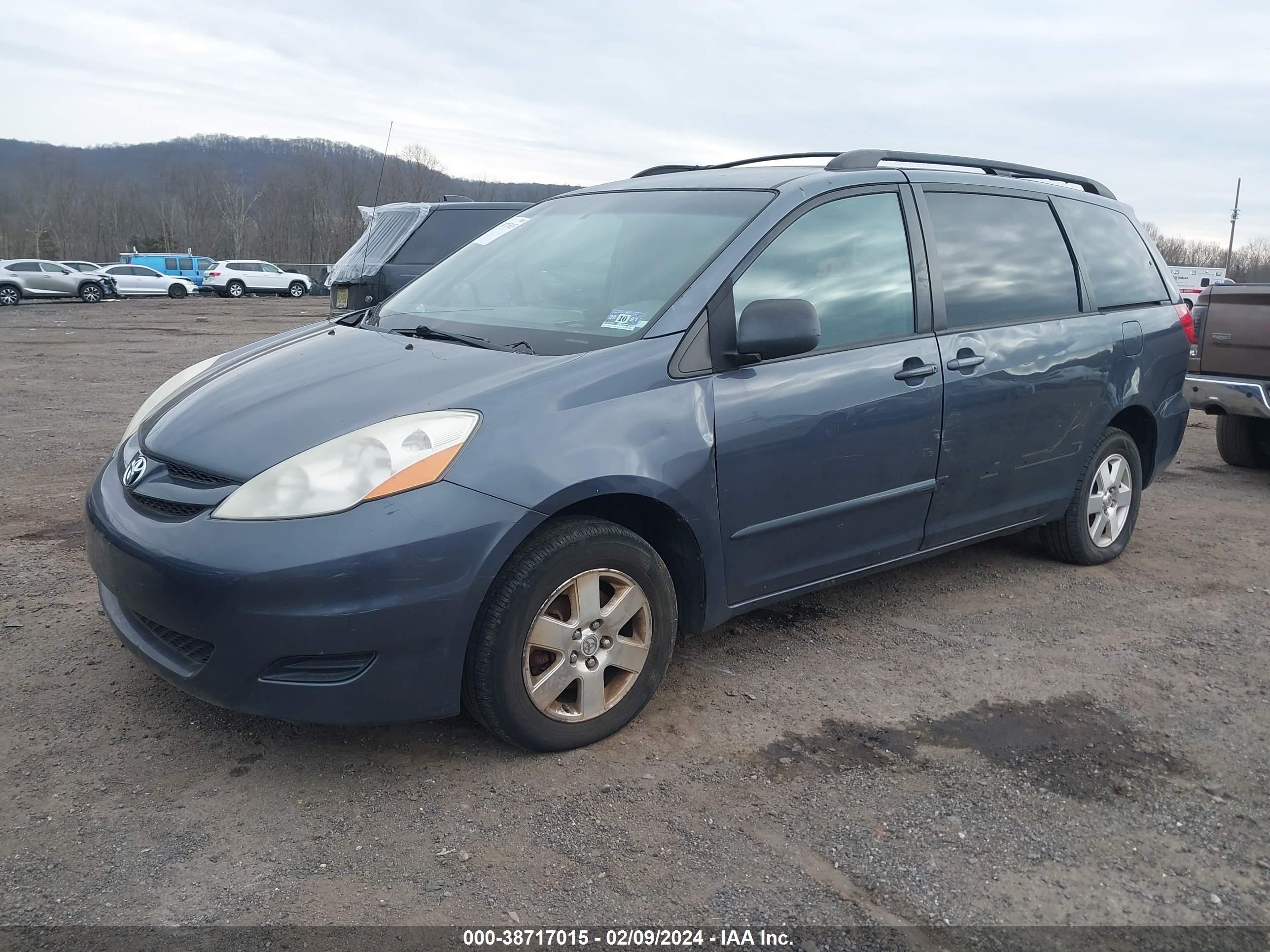 Photo 1 VIN: 5TDBK23C47S003348 - TOYOTA SIENNA 