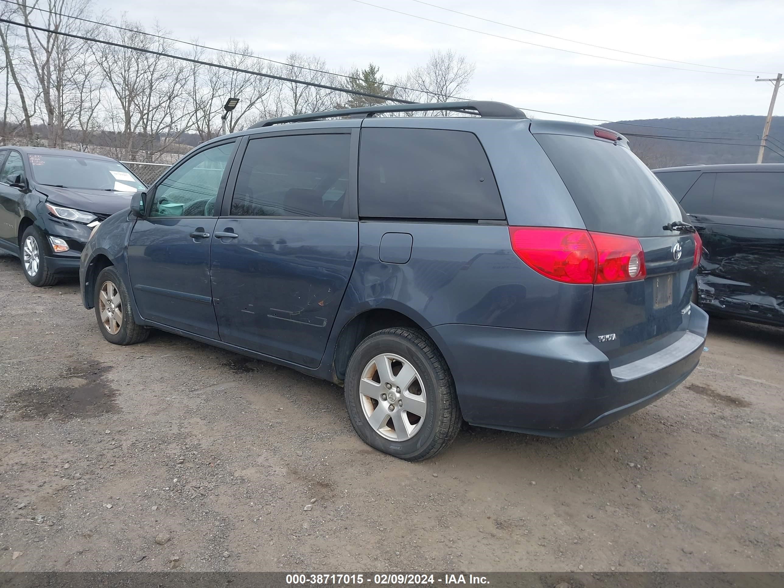 Photo 2 VIN: 5TDBK23C47S003348 - TOYOTA SIENNA 