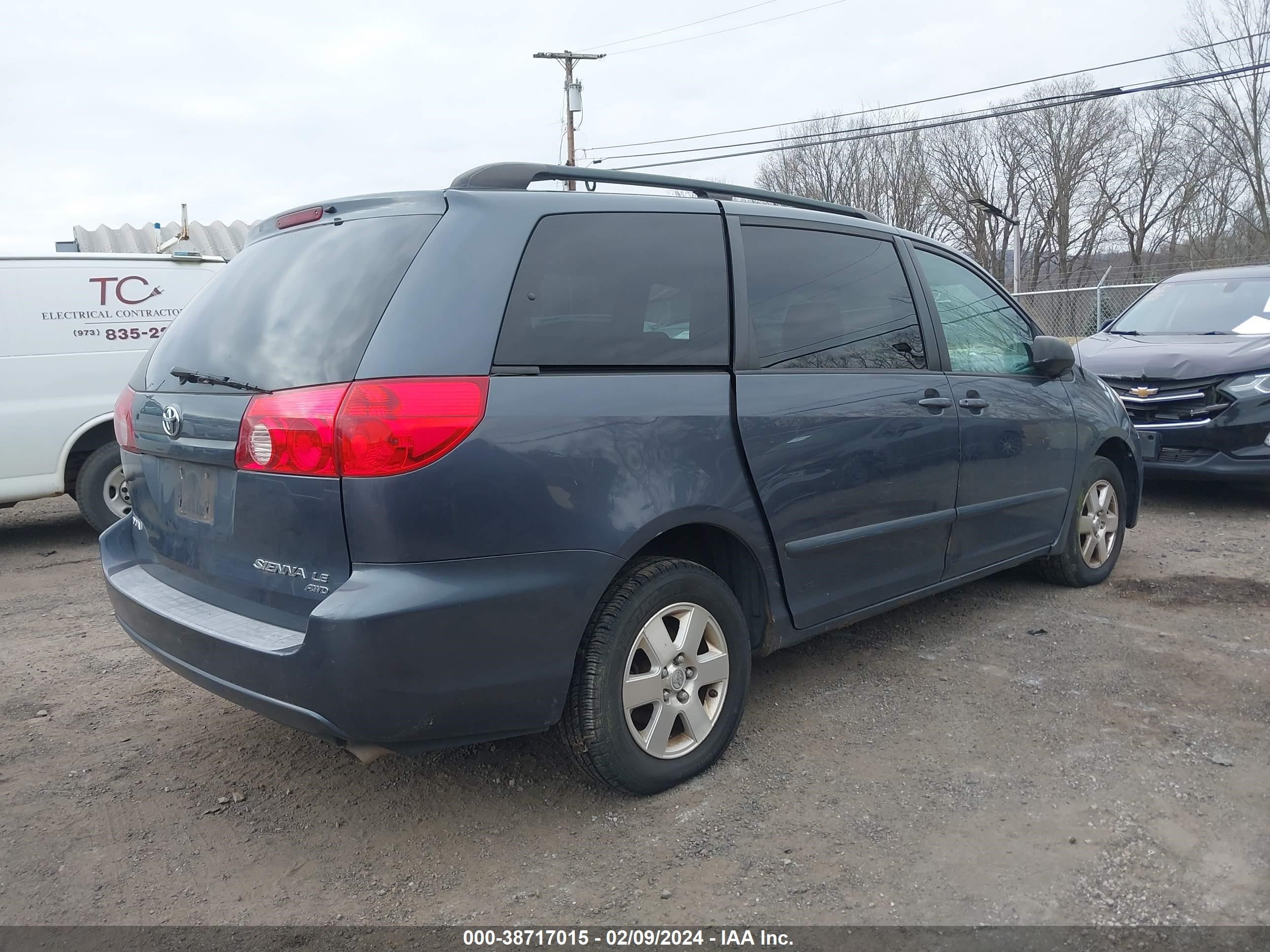 Photo 3 VIN: 5TDBK23C47S003348 - TOYOTA SIENNA 