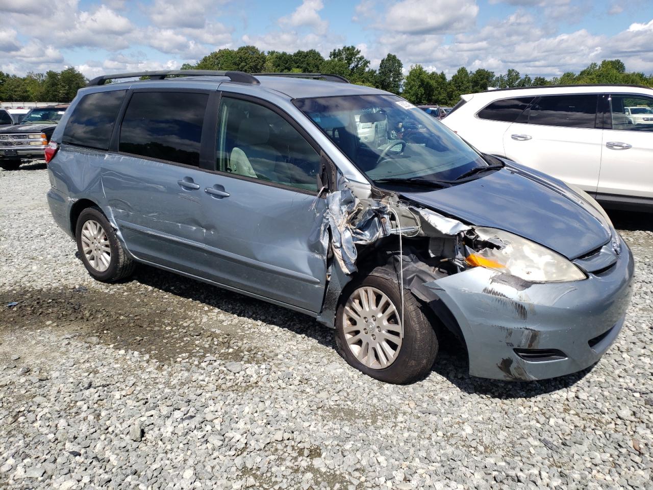 Photo 3 VIN: 5TDBK23CX7S002690 - TOYOTA SIENNA 