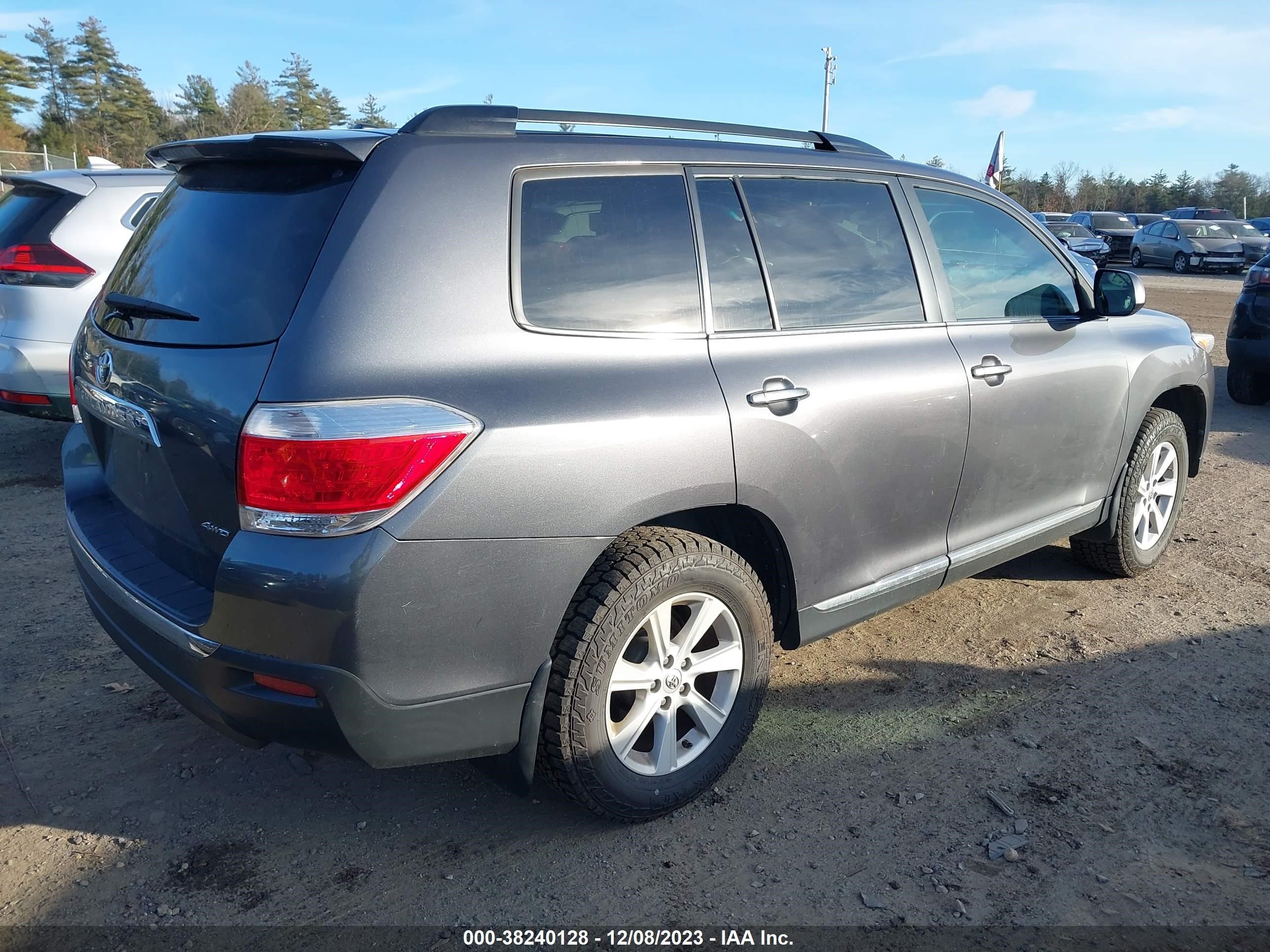 Photo 3 VIN: 5TDBK3EH2CS120449 - TOYOTA HIGHLANDER 