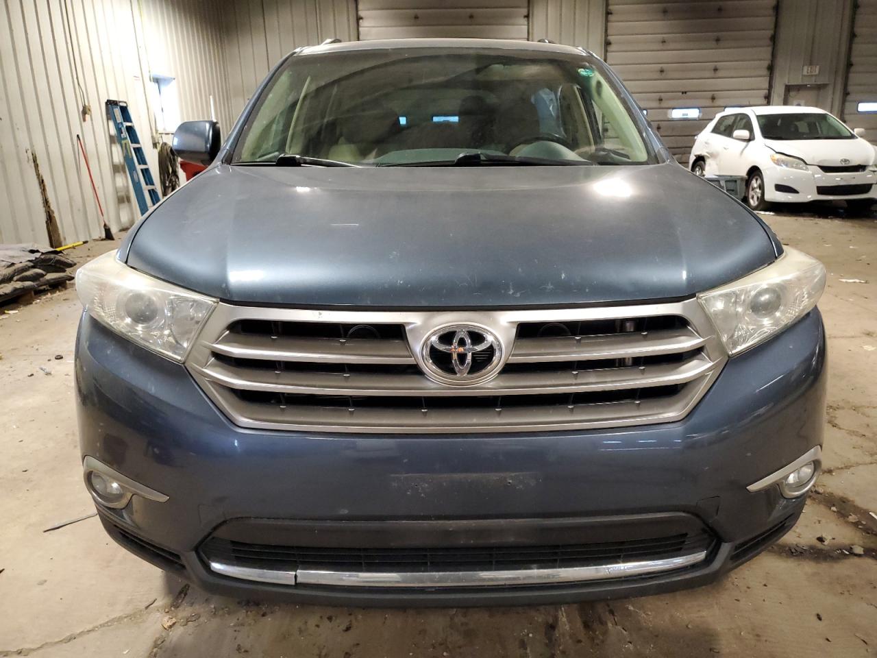 Photo 4 VIN: 5TDBK3EH5DS200619 - TOYOTA HIGHLANDER 