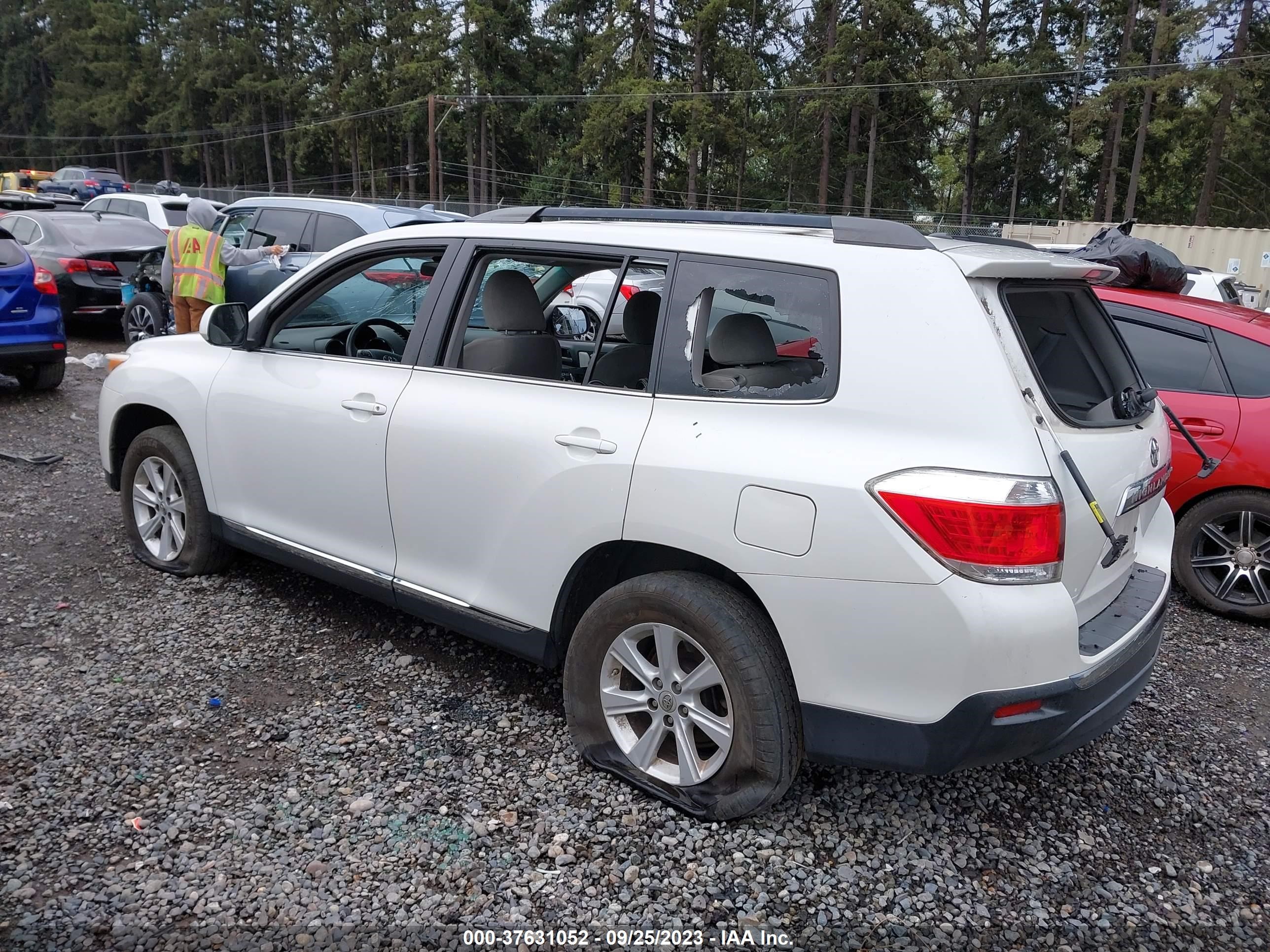 Photo 2 VIN: 5TDBK3EHXBS086226 - TOYOTA HIGHLANDER 