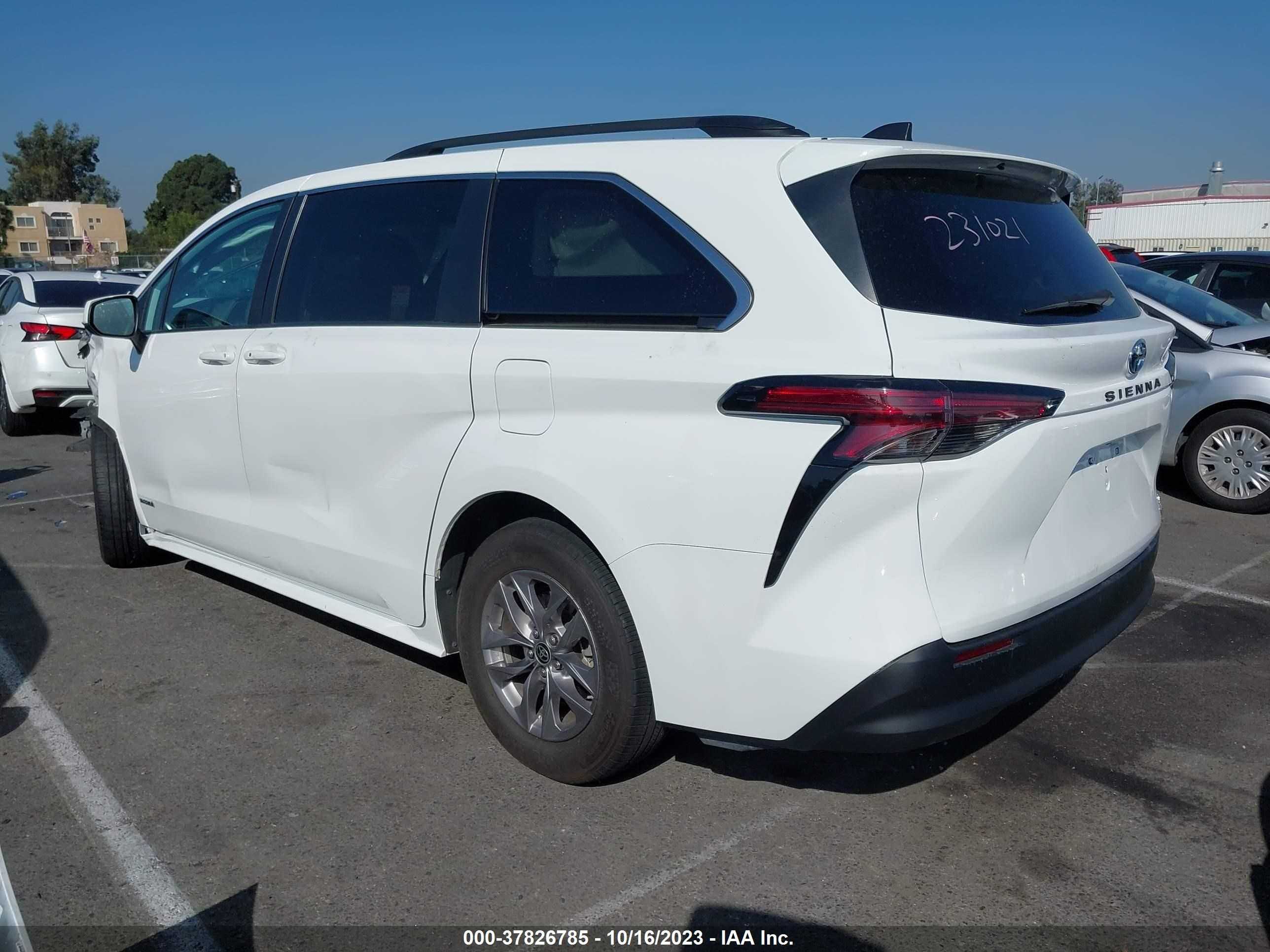 Photo 2 VIN: 5TDBRKEC0MS002010 - TOYOTA SIENNA 