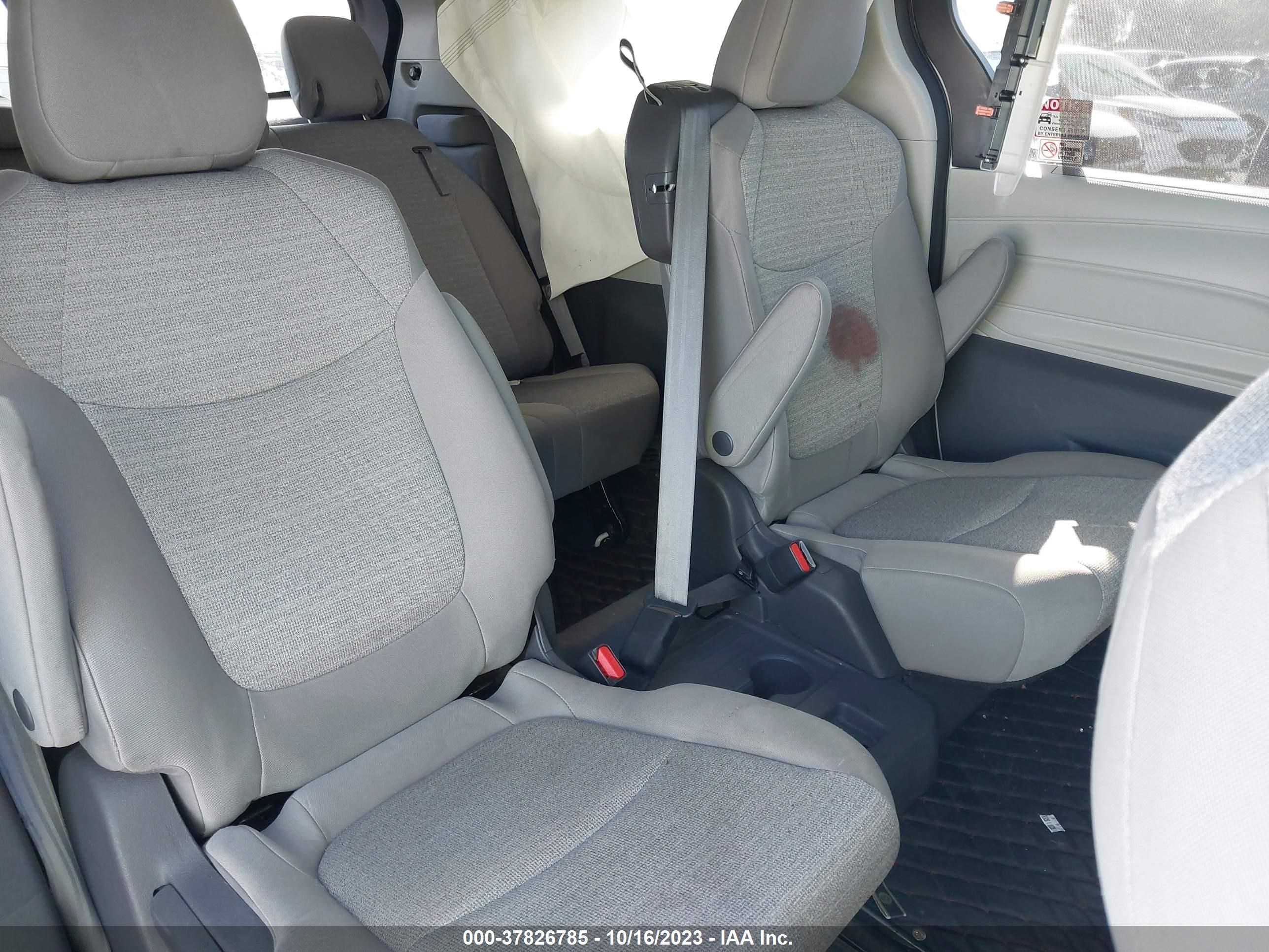 Photo 7 VIN: 5TDBRKEC0MS002010 - TOYOTA SIENNA 