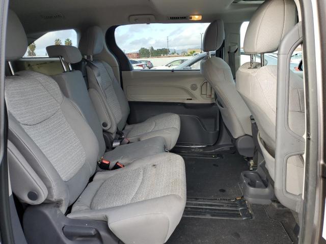 Photo 10 VIN: 5TDBRKEC6MS012444 - TOYOTA SIENNA LE 