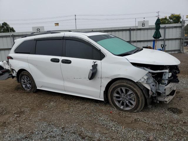 Photo 3 VIN: 5TDBRKEC8NS131629 - TOYOTA SIENNA LE 