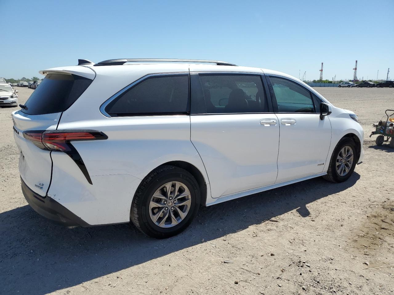 Photo 2 VIN: 5TDBRKEC9MS027780 - TOYOTA SIENNA 