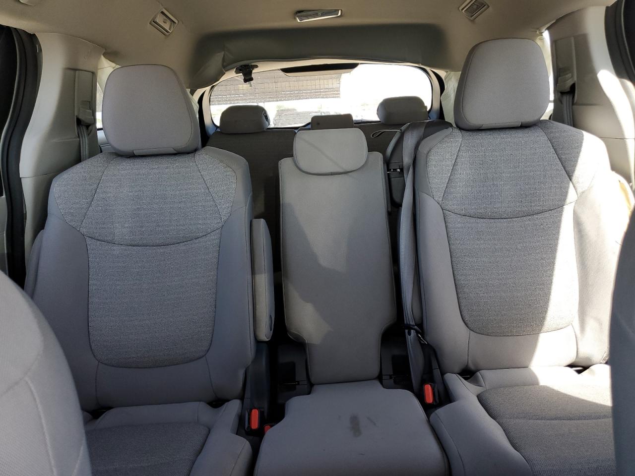 Photo 9 VIN: 5TDBRKEC9MS027780 - TOYOTA SIENNA 