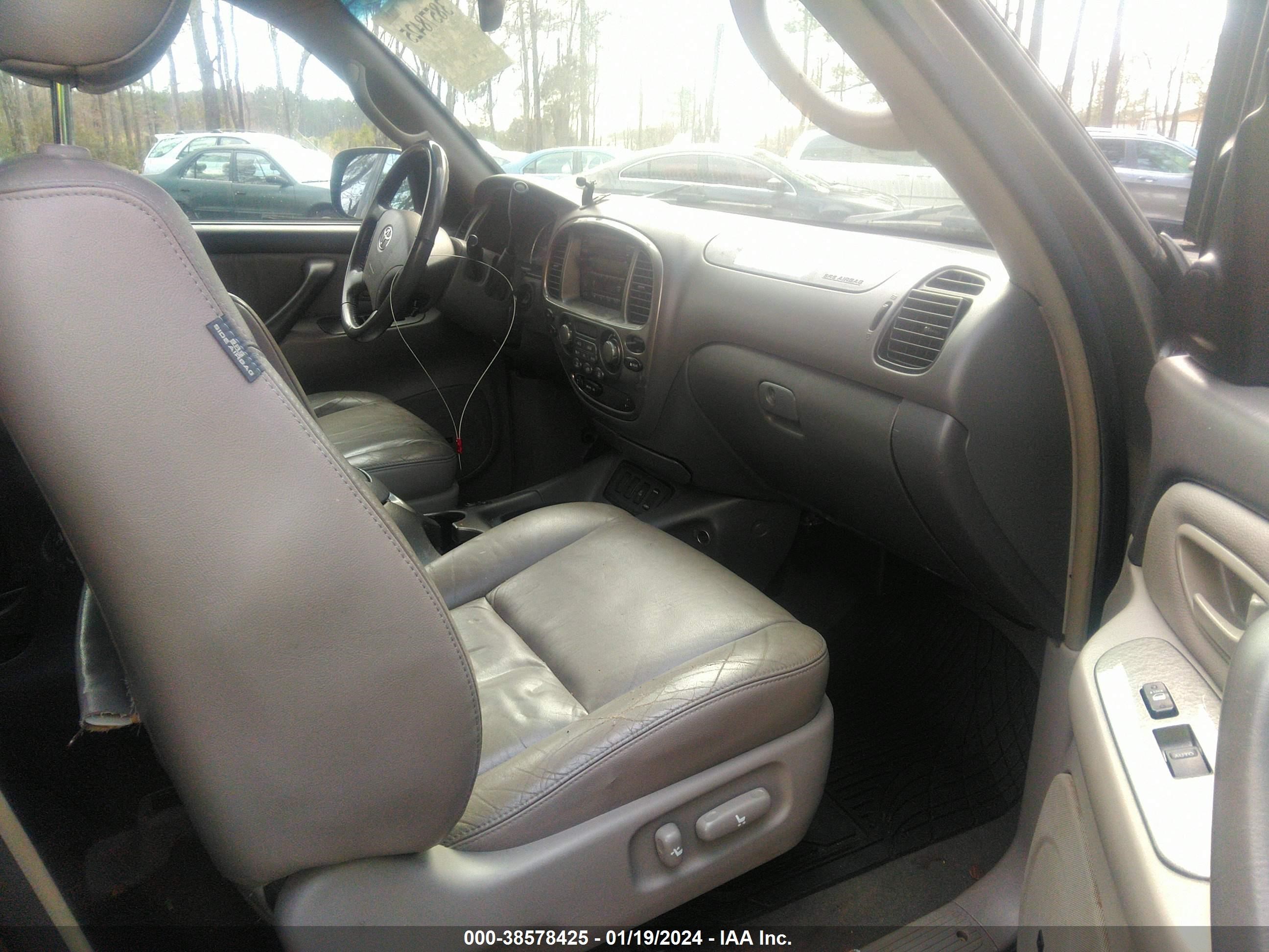 Photo 4 VIN: 5TDBT48A95S243993 - TOYOTA SEQUOIA 