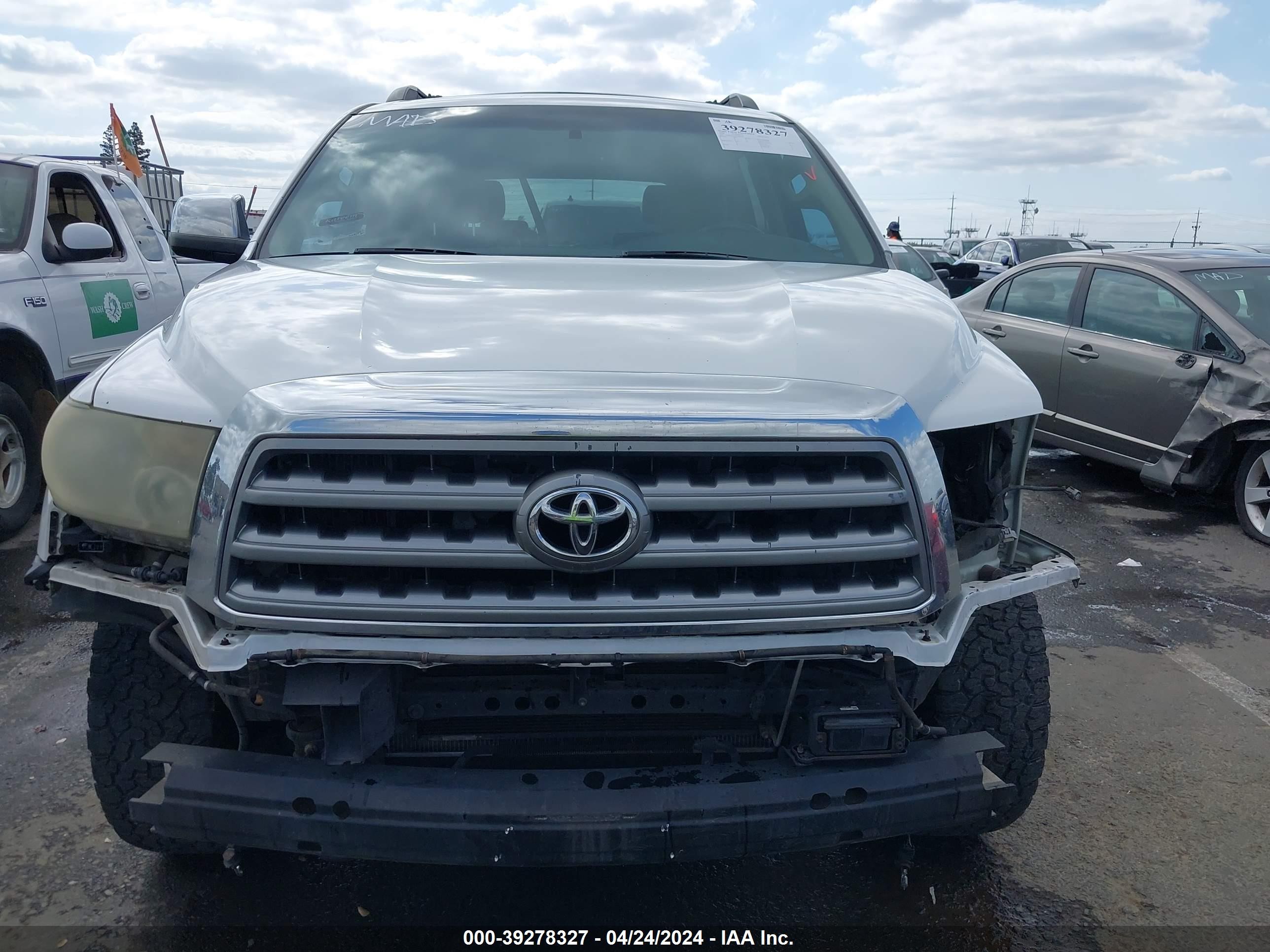 Photo 12 VIN: 5TDBY67A38S008749 - TOYOTA SEQUOIA 