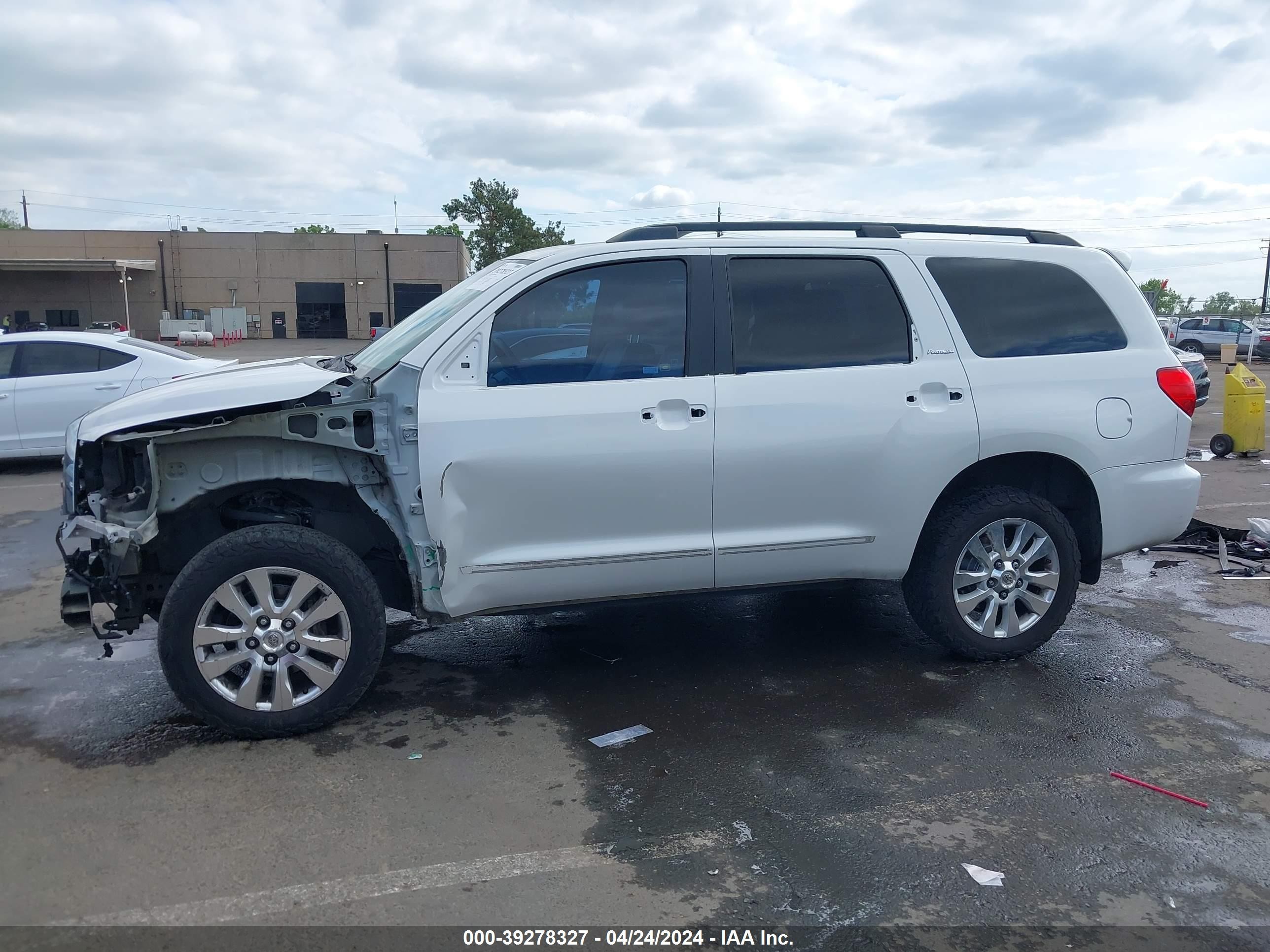 Photo 14 VIN: 5TDBY67A38S008749 - TOYOTA SEQUOIA 